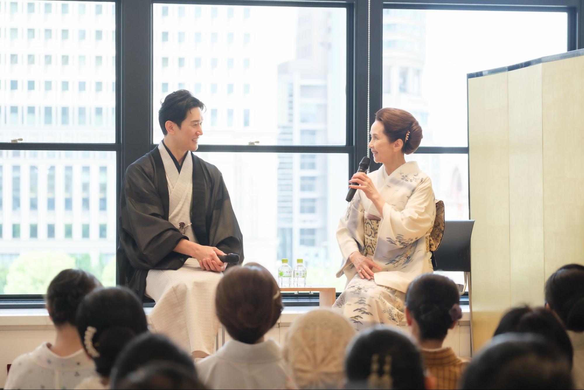 多岐川裕美さんの着物トーク中の様子