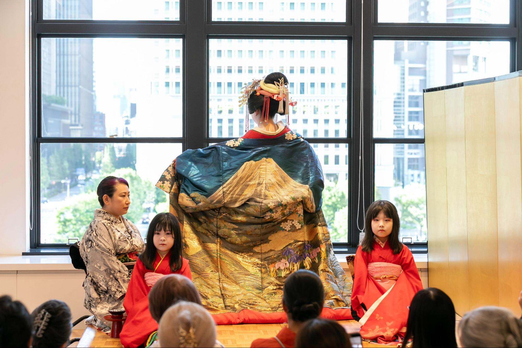 舞台でくるりと回り、富士山の刺繍を披露する葵太夫