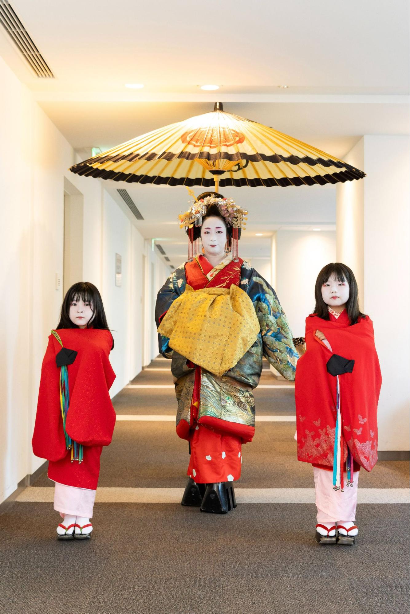葵太夫と禿2人