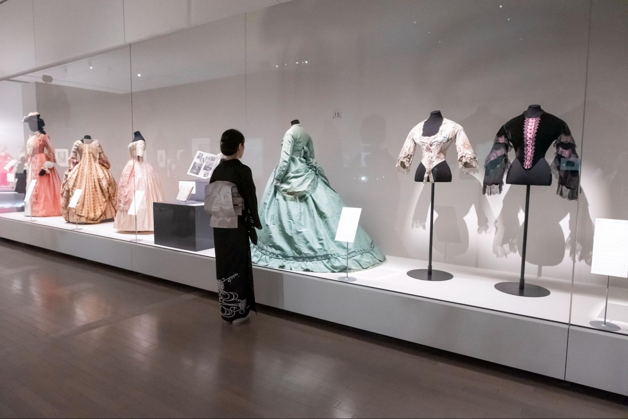 皇后ウジェニーと同時代のファッションの展示