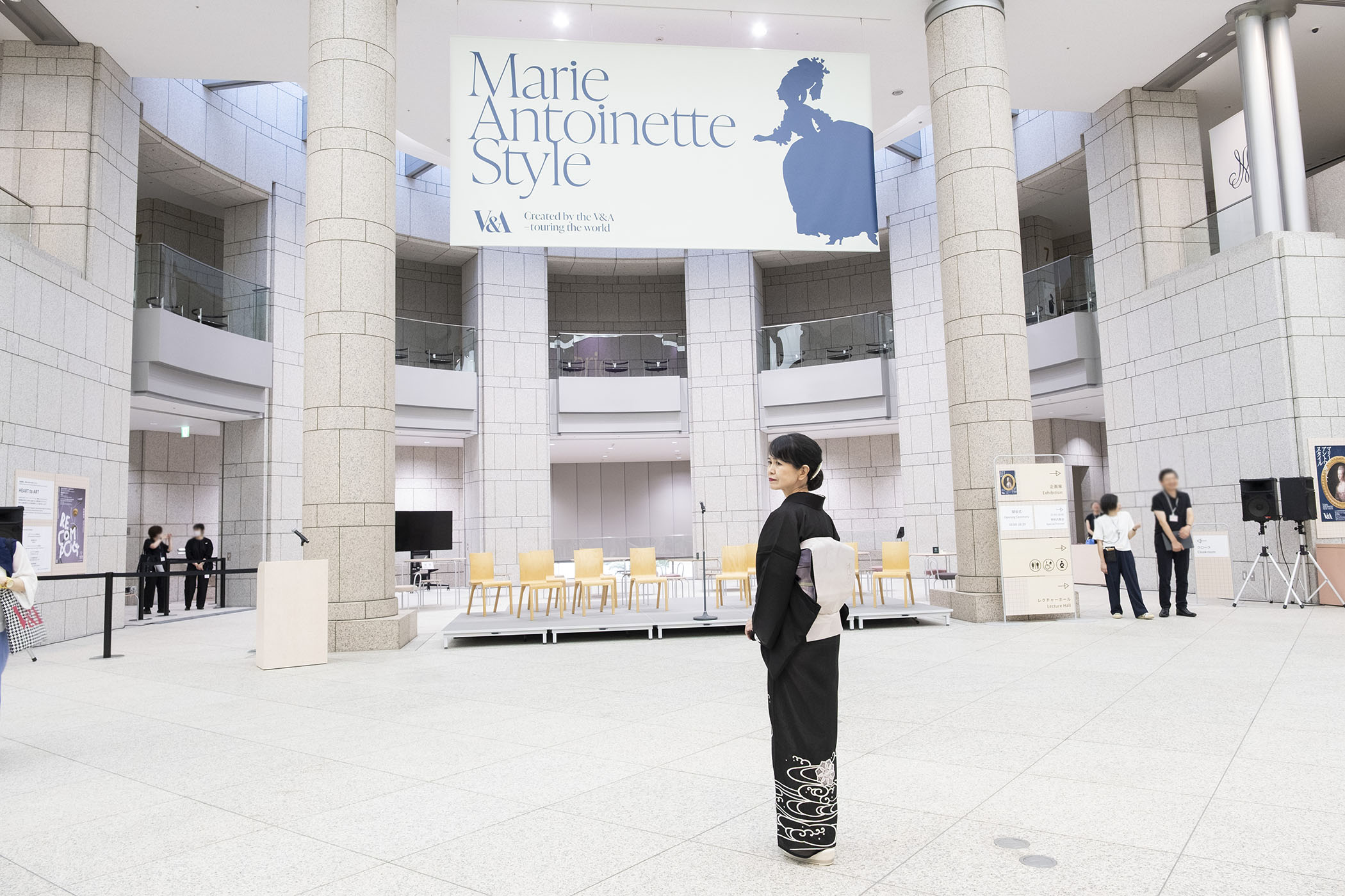 「マリー・アントワネット・スタイル」会場ロビー（横浜美術館、2026年）