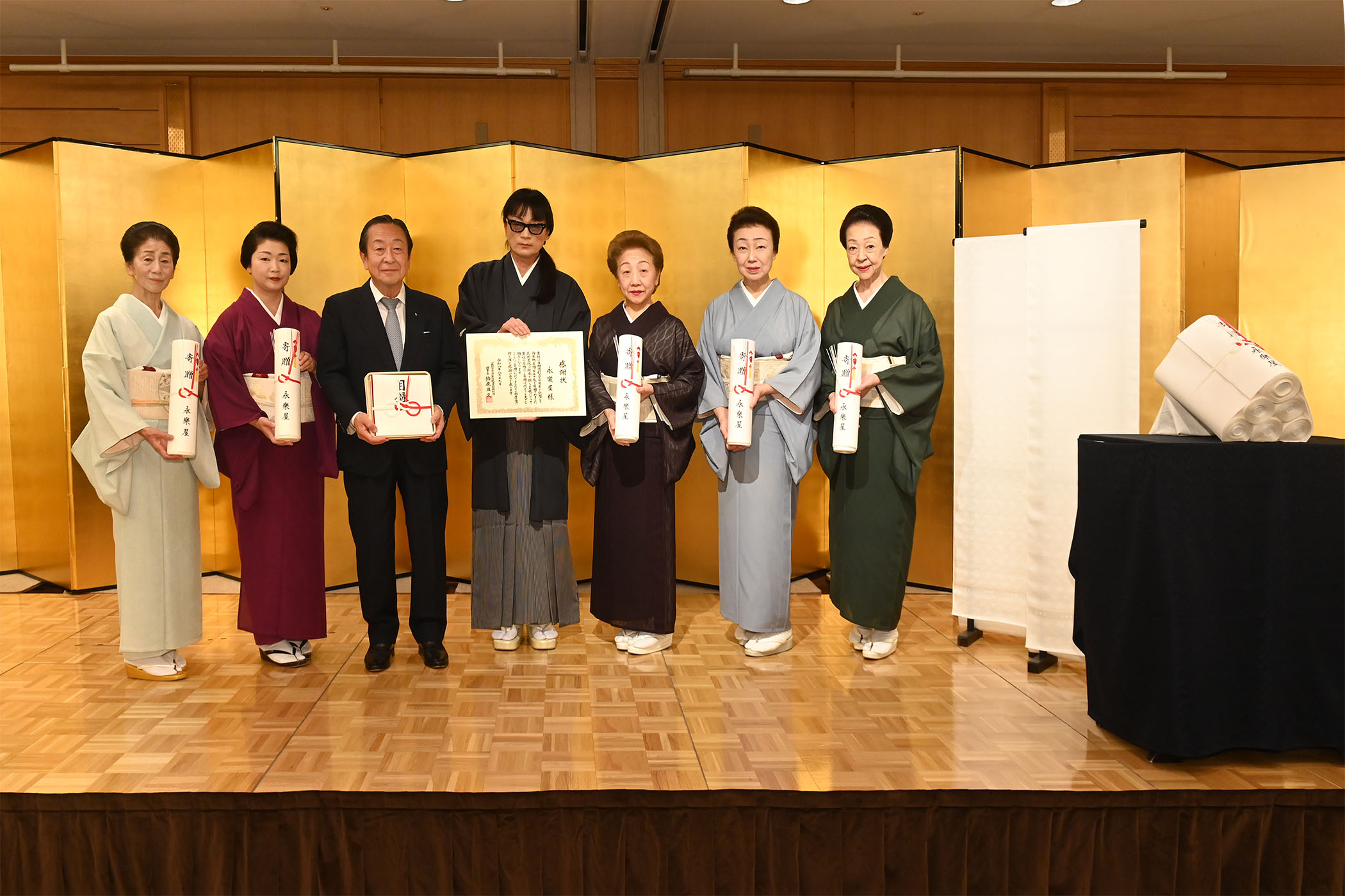 永楽屋14代細辻伊兵衛の心意気！おおきに財団へ150反の白生地寄贈