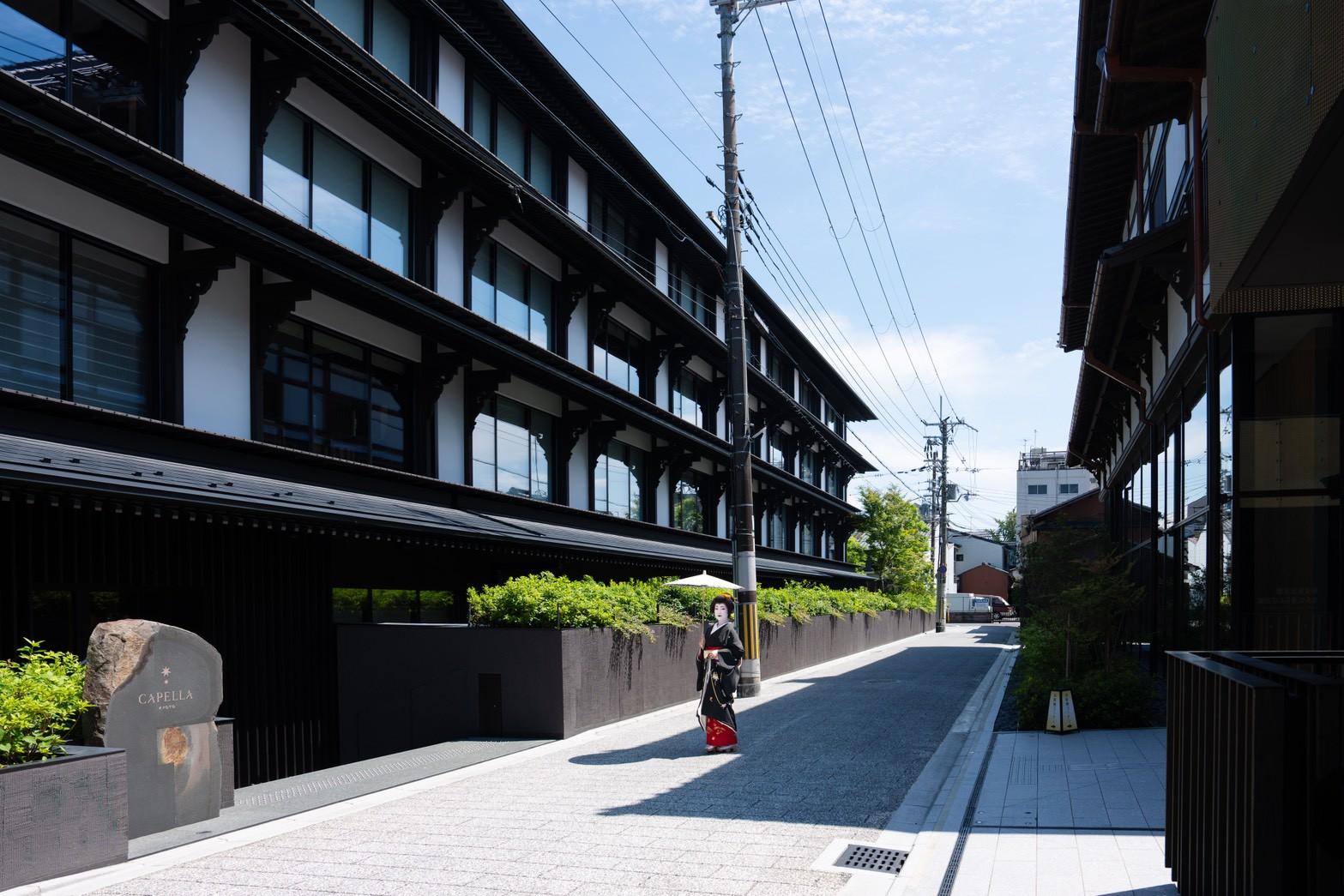 西に「三ツ輪座」、東に「カペラ京都」が向かい立つ新道通にて