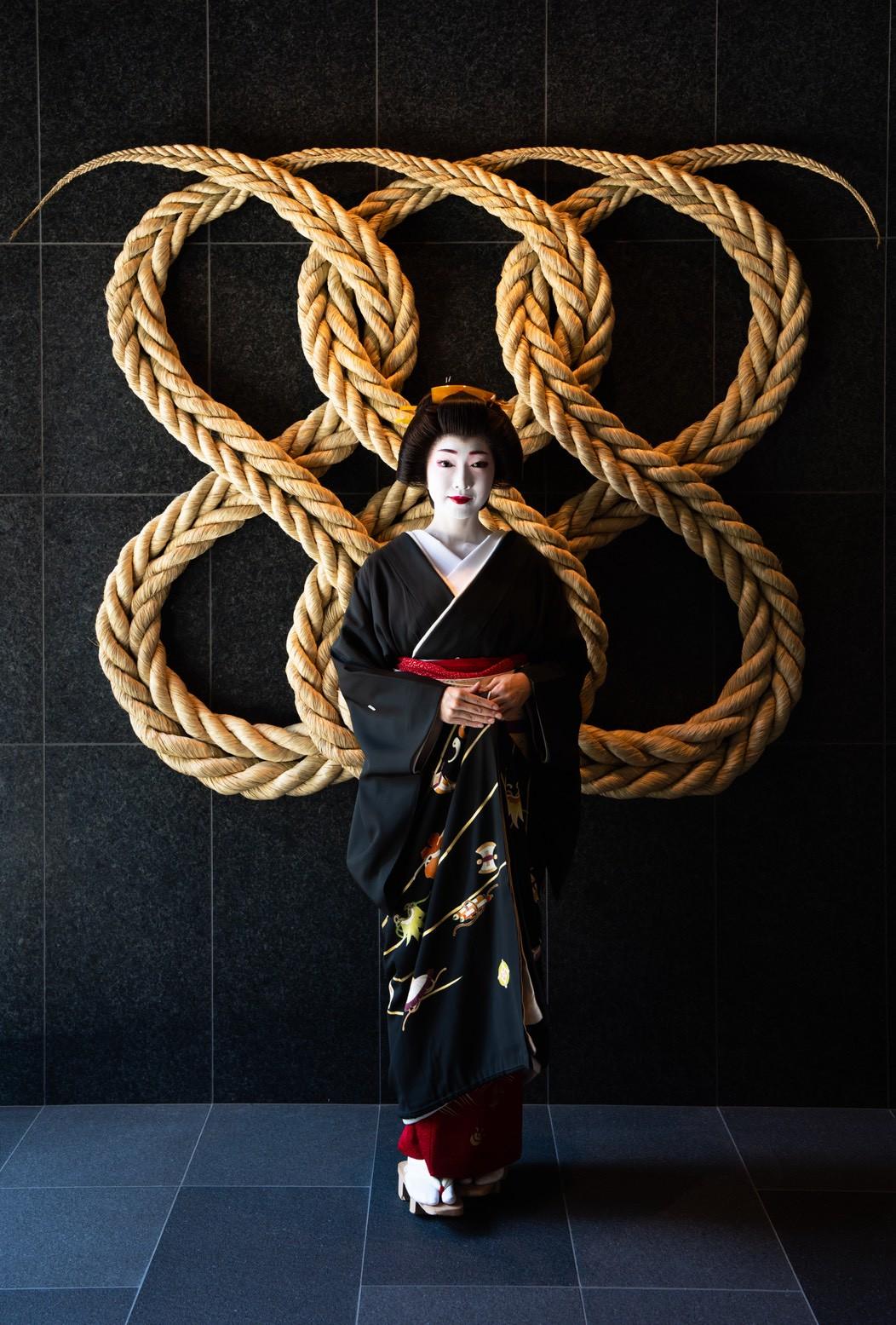 縄の作品前にて