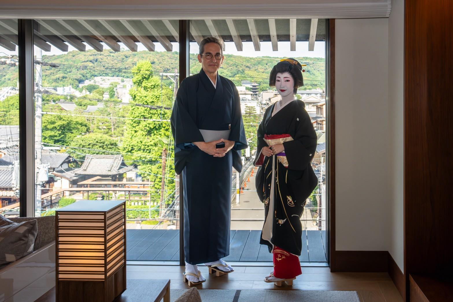 禅居庵をバックに