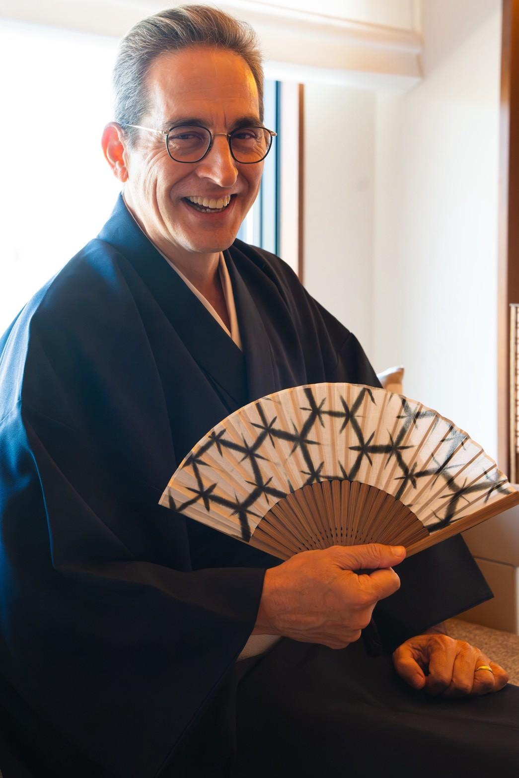 扇子を手に