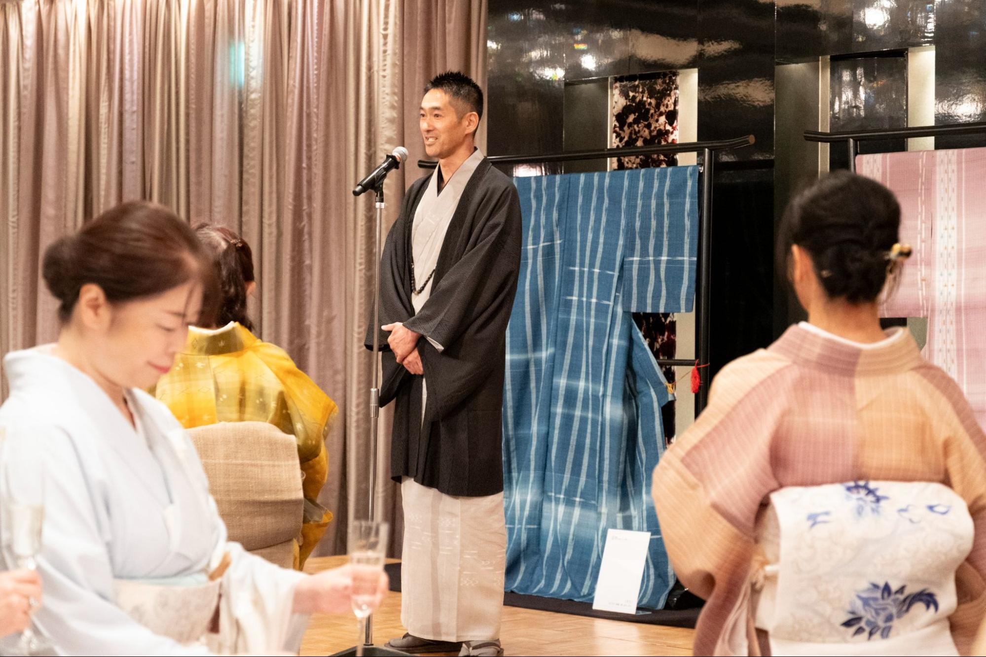 志村ふくみさんイベントの挨拶をする男性