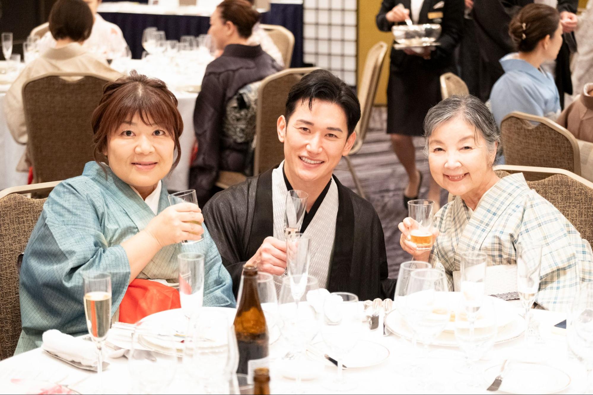 志村ふくみさんイベントで乾杯する男女