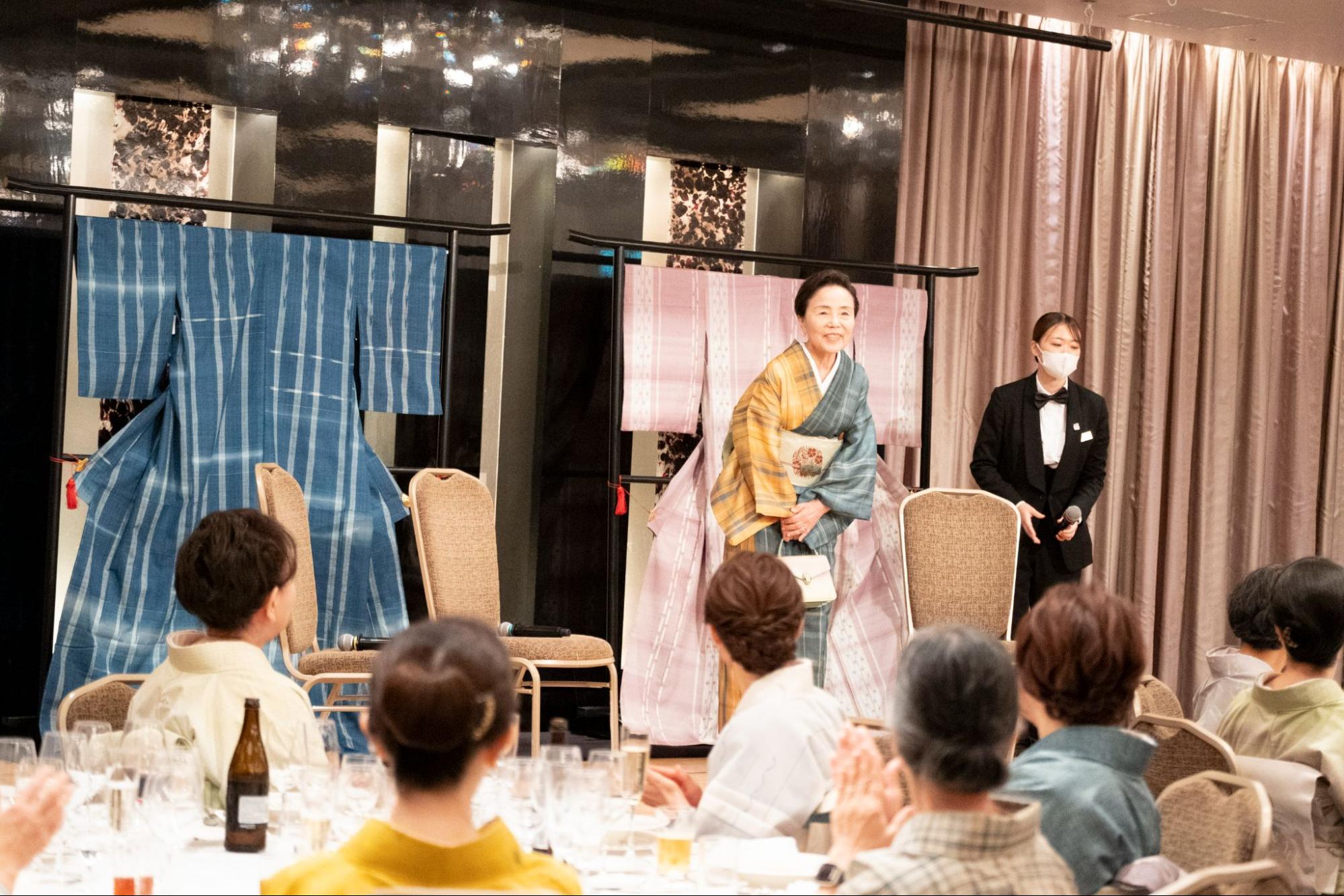 イベントに登壇する、着物姿の志村洋子さん