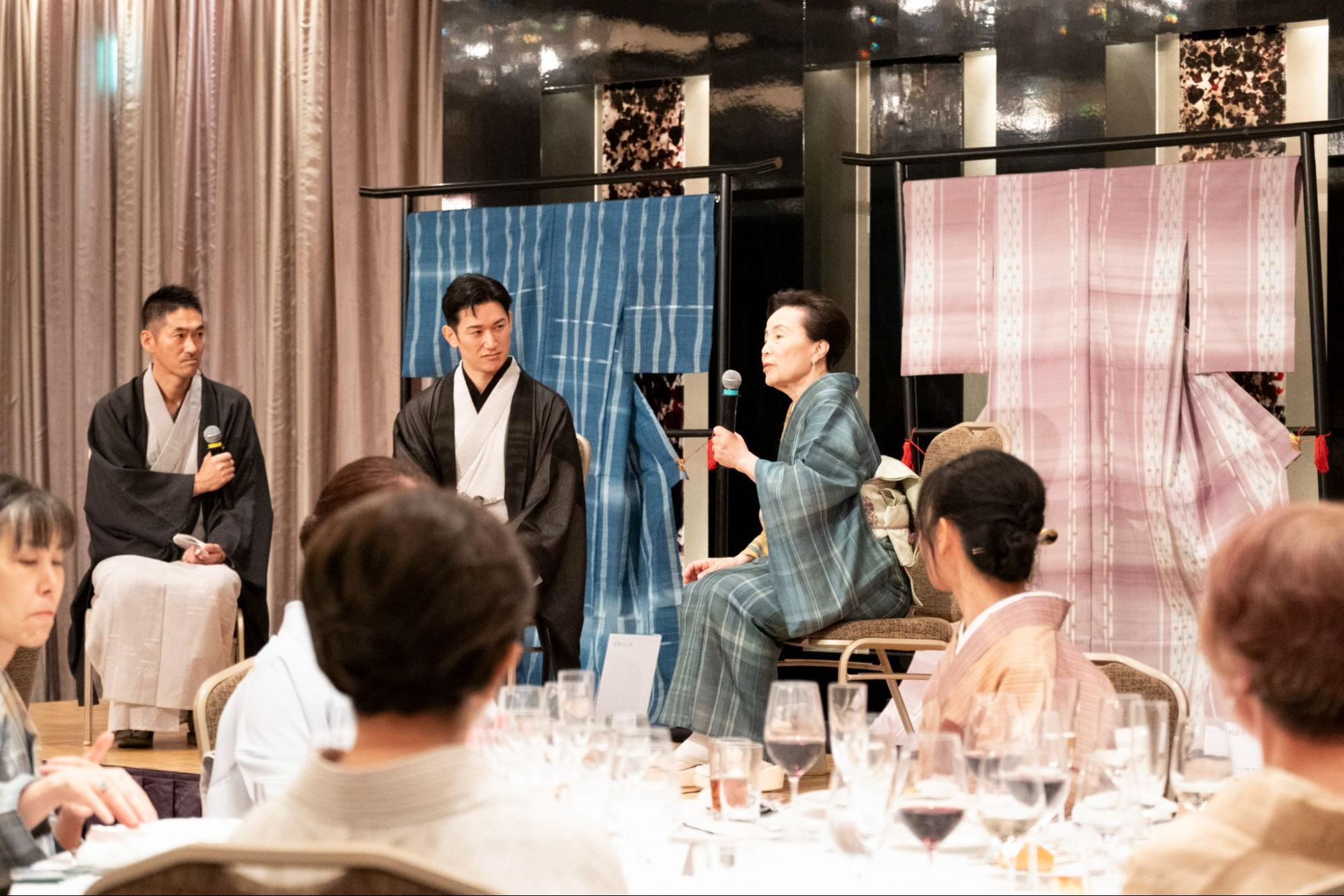 イベントに登壇する、着物姿の志村洋子さんと鼎談相手の男性