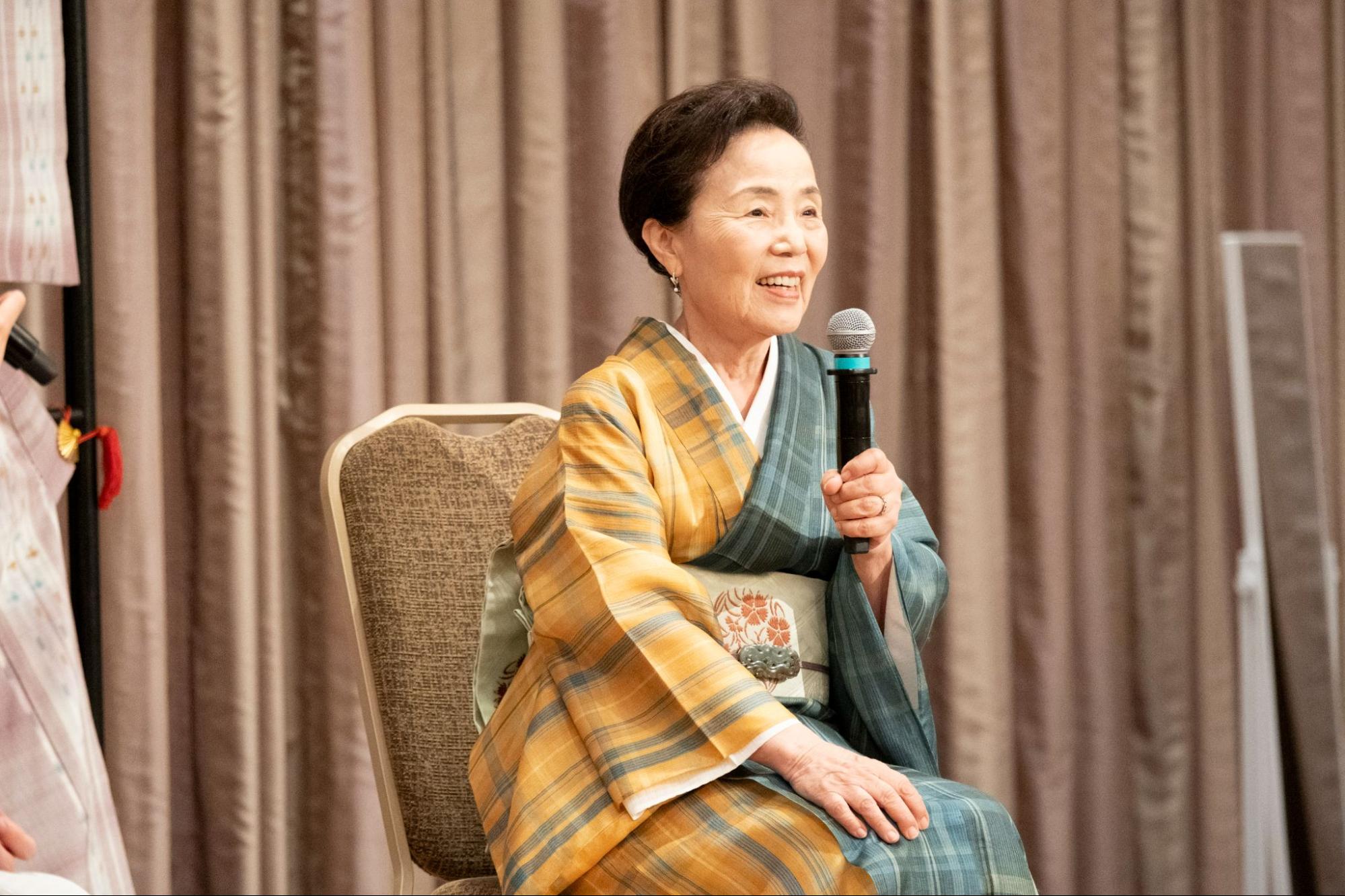 イベントに登壇する、着物姿の志村洋子さん