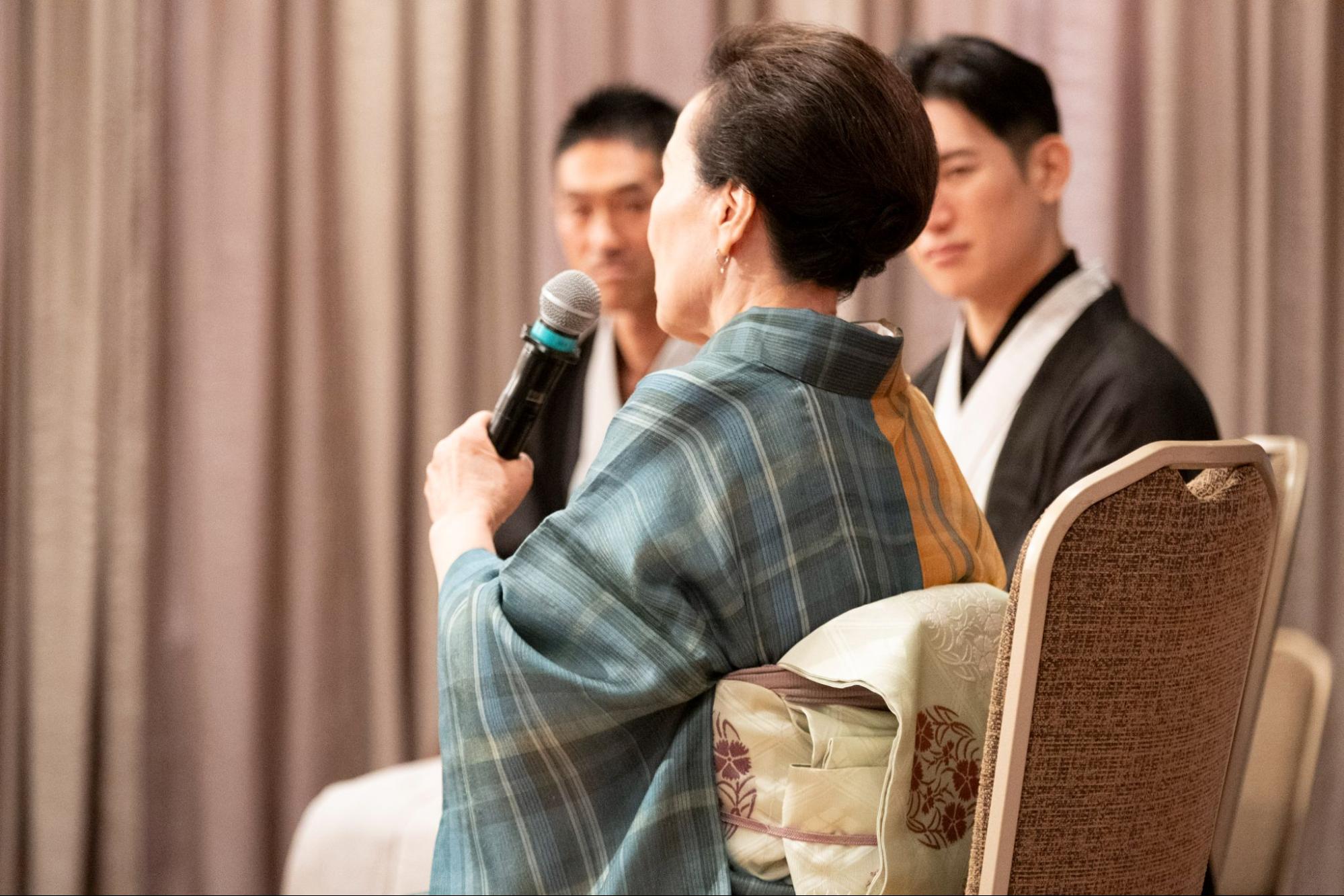 イベントに登壇する、着物姿の志村洋子さんと鼎談相手の男性