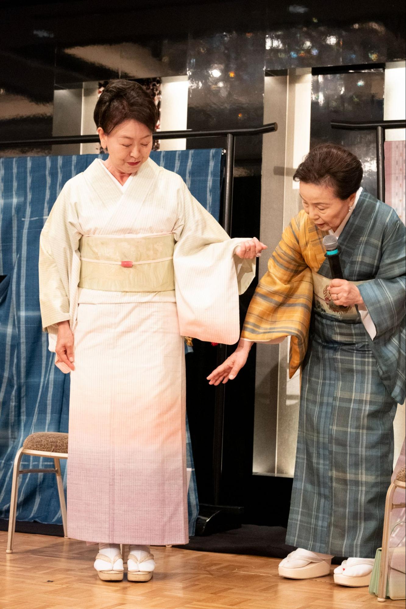イベントに登壇する、着物姿の志村洋子さんと志村ふくみさんの着物を着る女性