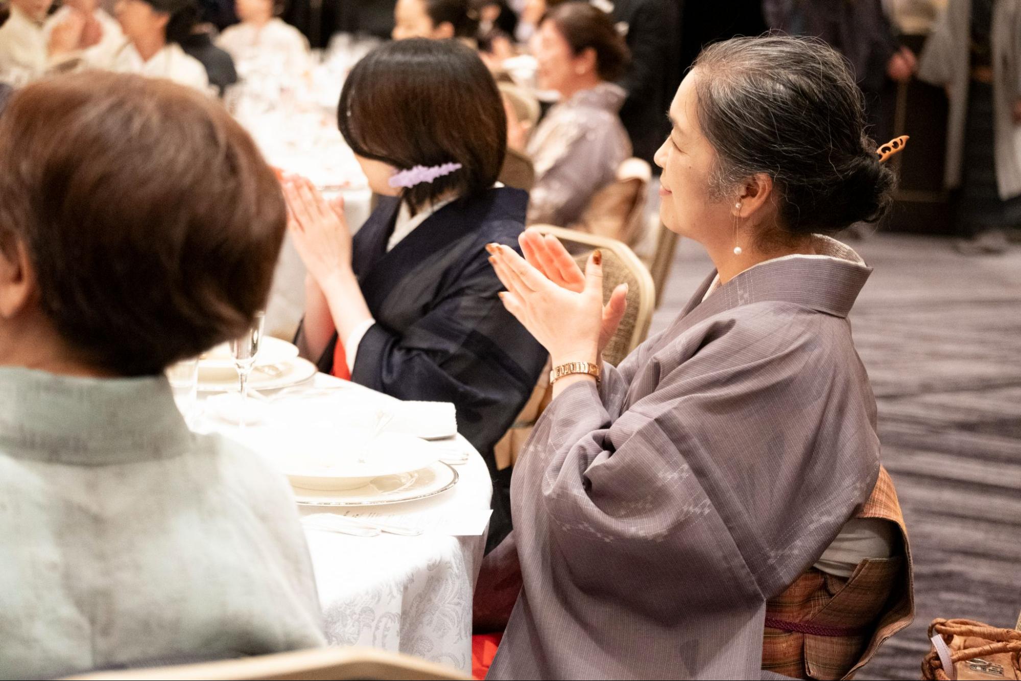 イベントに登壇する、着物姿の志村洋子さんと志村ふくみさんの着物を着る女性