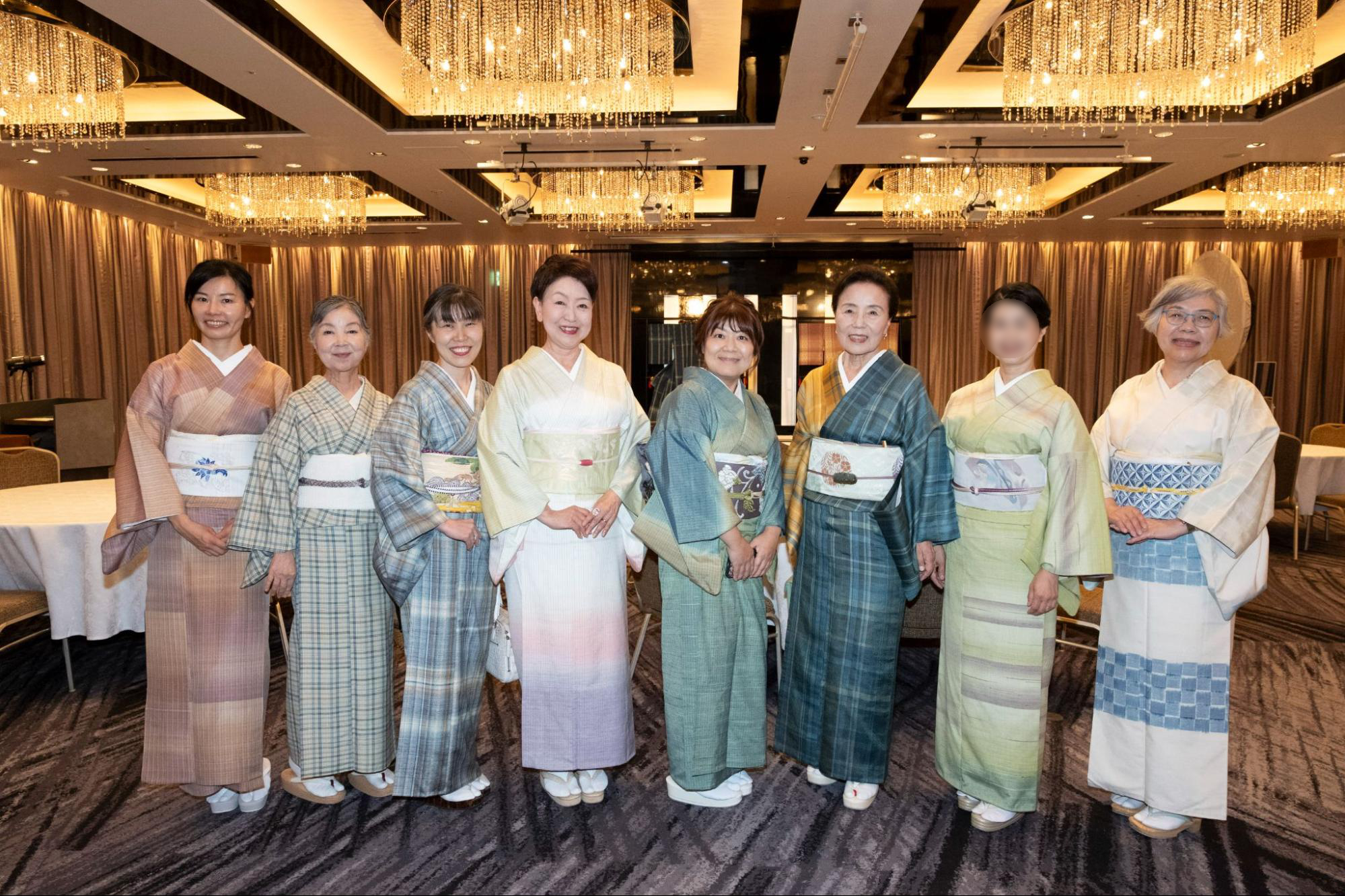 志村洋子さんのイベントに参加する着物姿の女性数人
