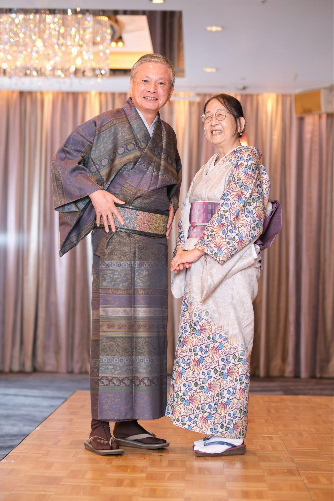 志村洋子さんのイベントに参加する着物姿の女性と男性