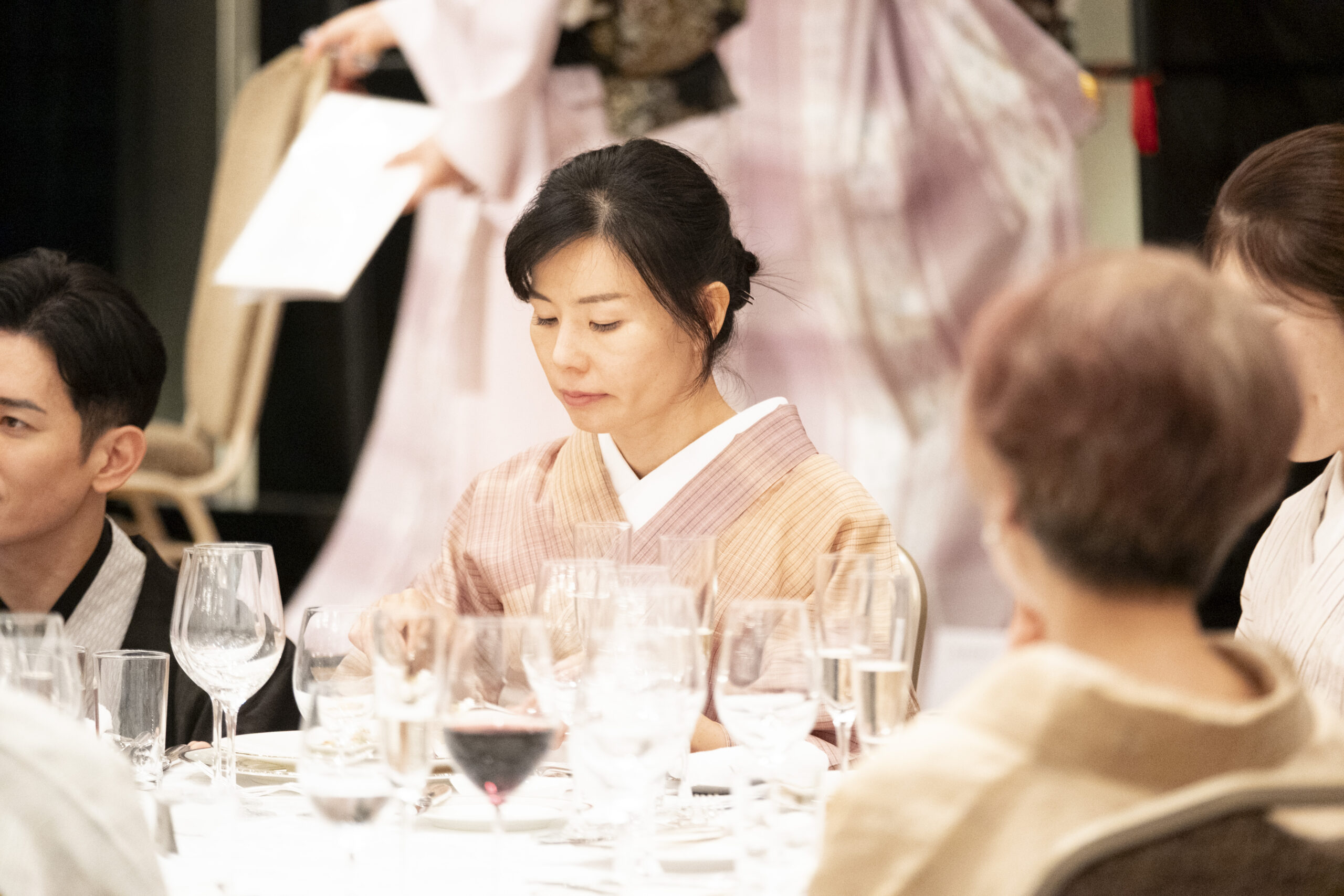 イベントに登壇する、着物姿の志村洋子さんと志村ふくみさんの着物を着る女性