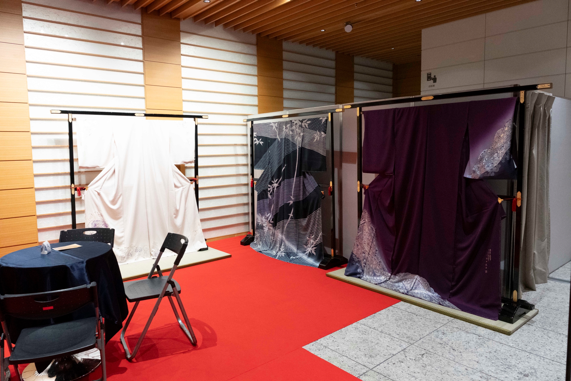GINA SIXの観世能楽堂の楽屋にてきもの展示会を実施している