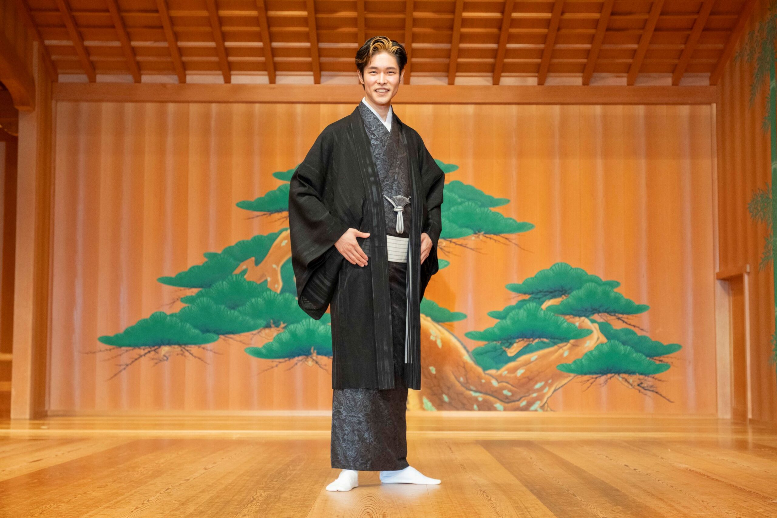 GINA SIXの観世能楽堂に立つ、着物姿の村松 稔之さん