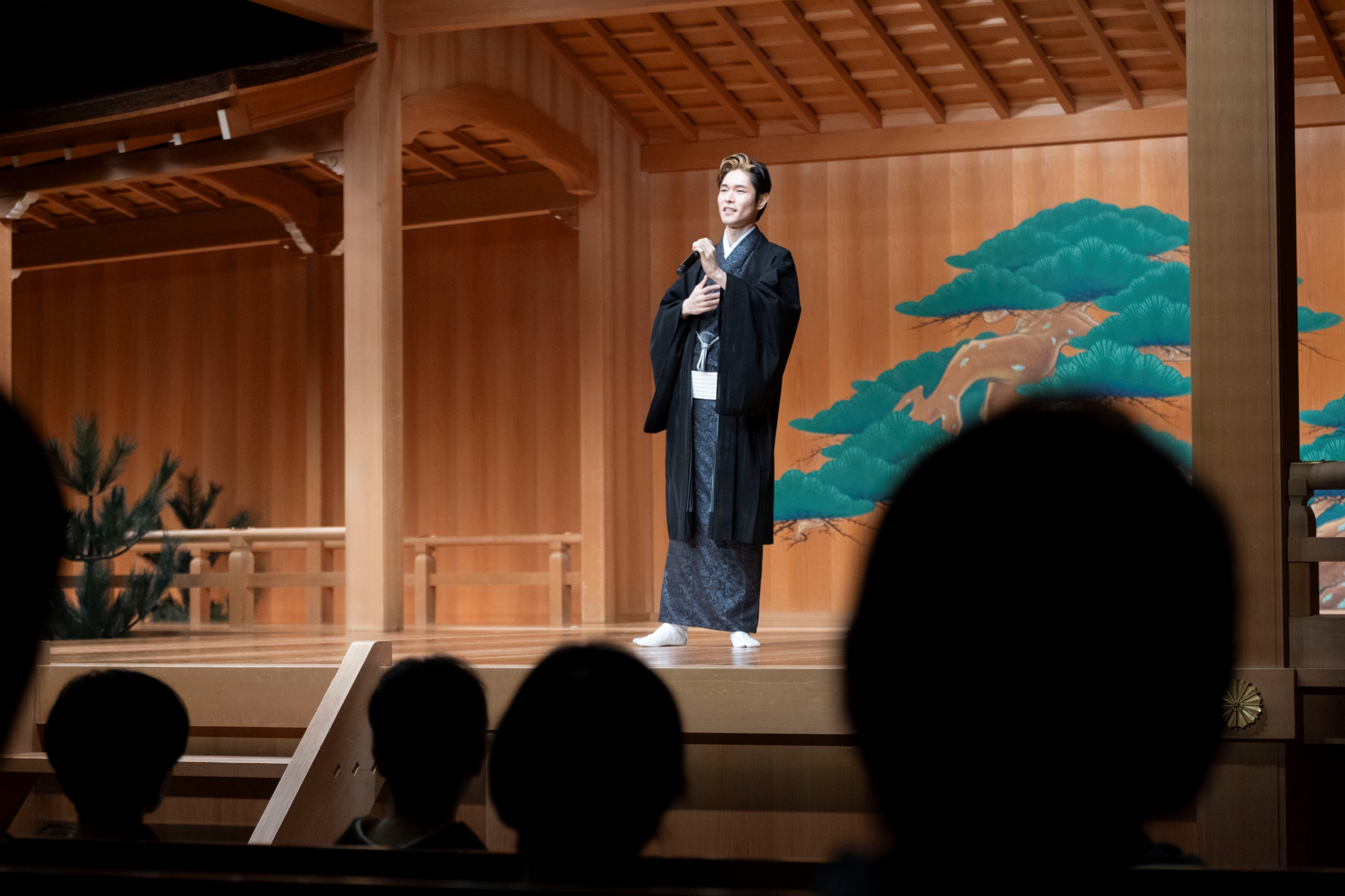 GINA SIXの観世能楽堂で歌う、着物姿の村松 稔之さん