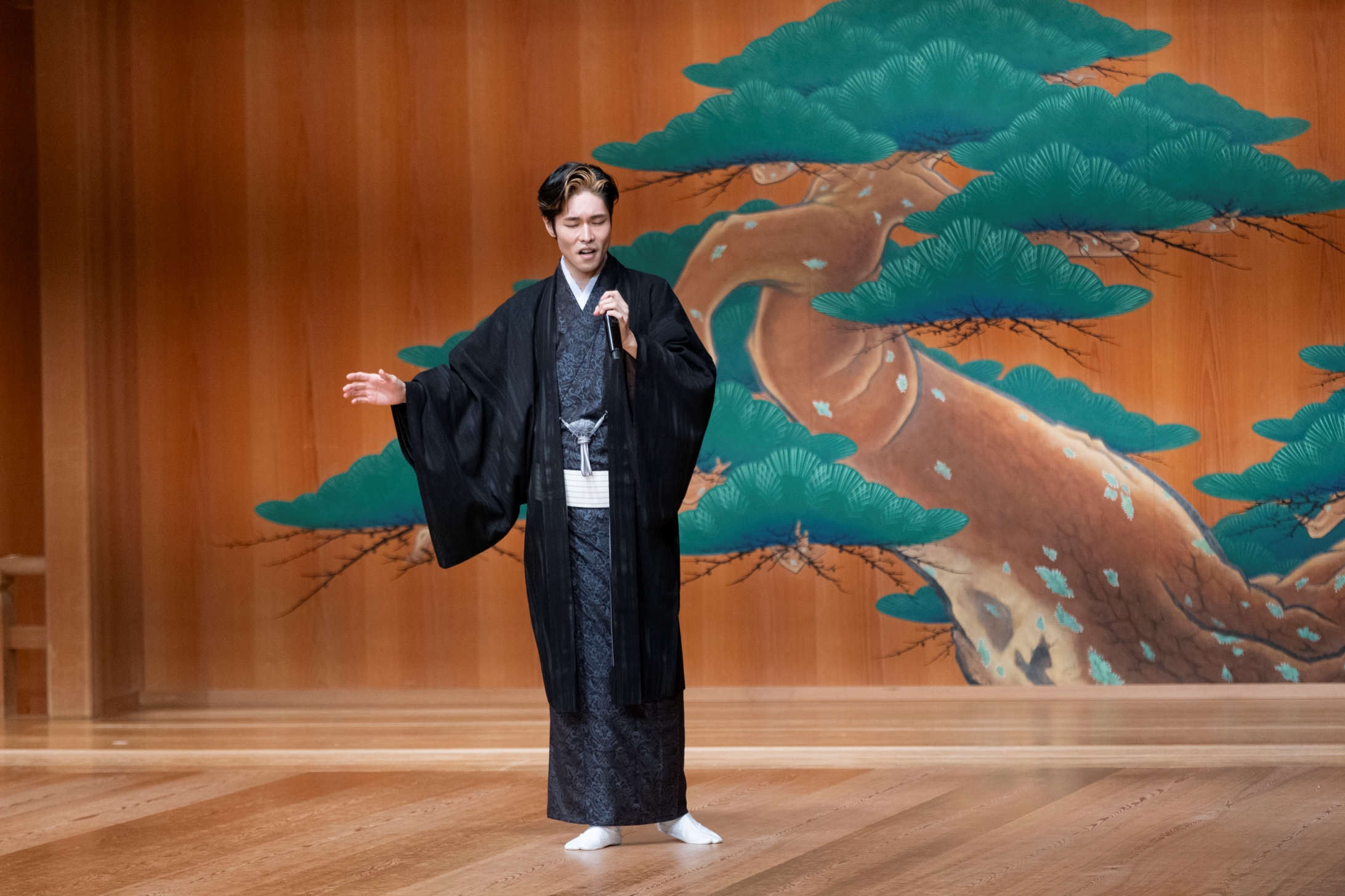 GINA SIXの観世能楽堂で歌う、着物姿の村松 稔之さん
