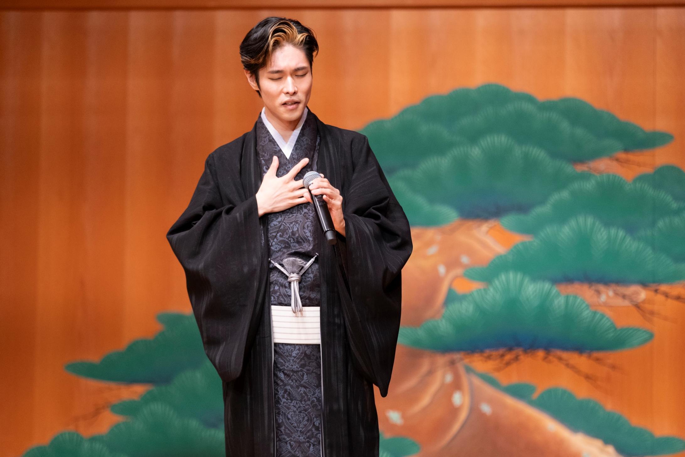 GINA SIXの観世能楽堂で歌う、着物姿の村松 稔之さん