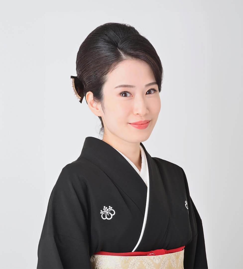 GINA SIXの観世能楽堂の楽屋にてきもの展示会を実施している