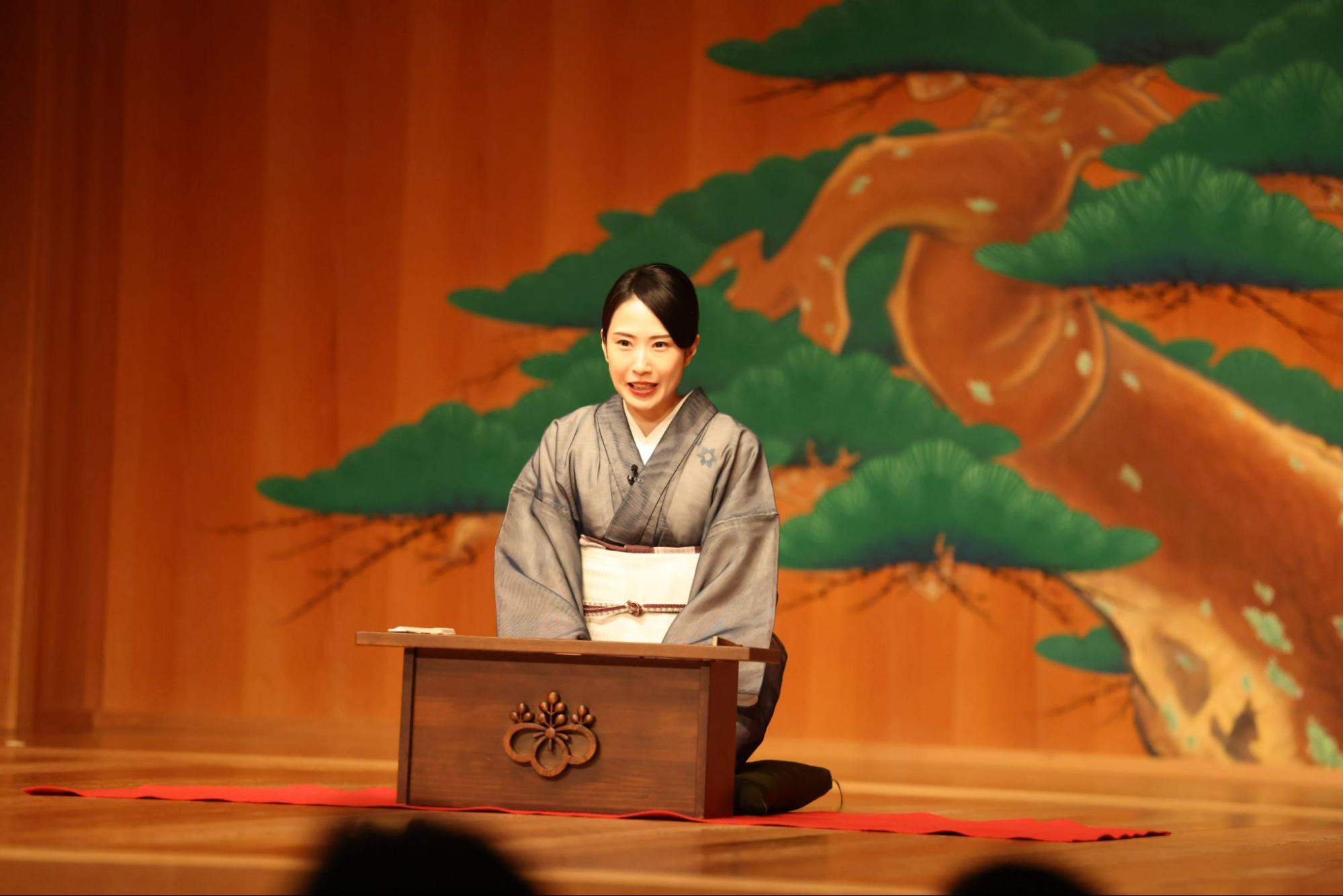 GINZA SIXの観世能楽堂で講談をする一龍斎 貞鏡さん