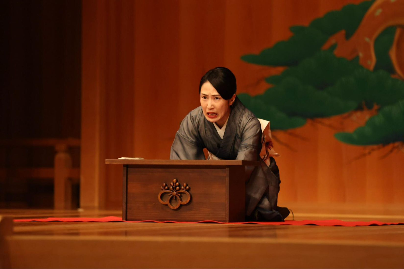 GINZA SIXの観世能楽堂で講談をする一龍斎 貞鏡さん