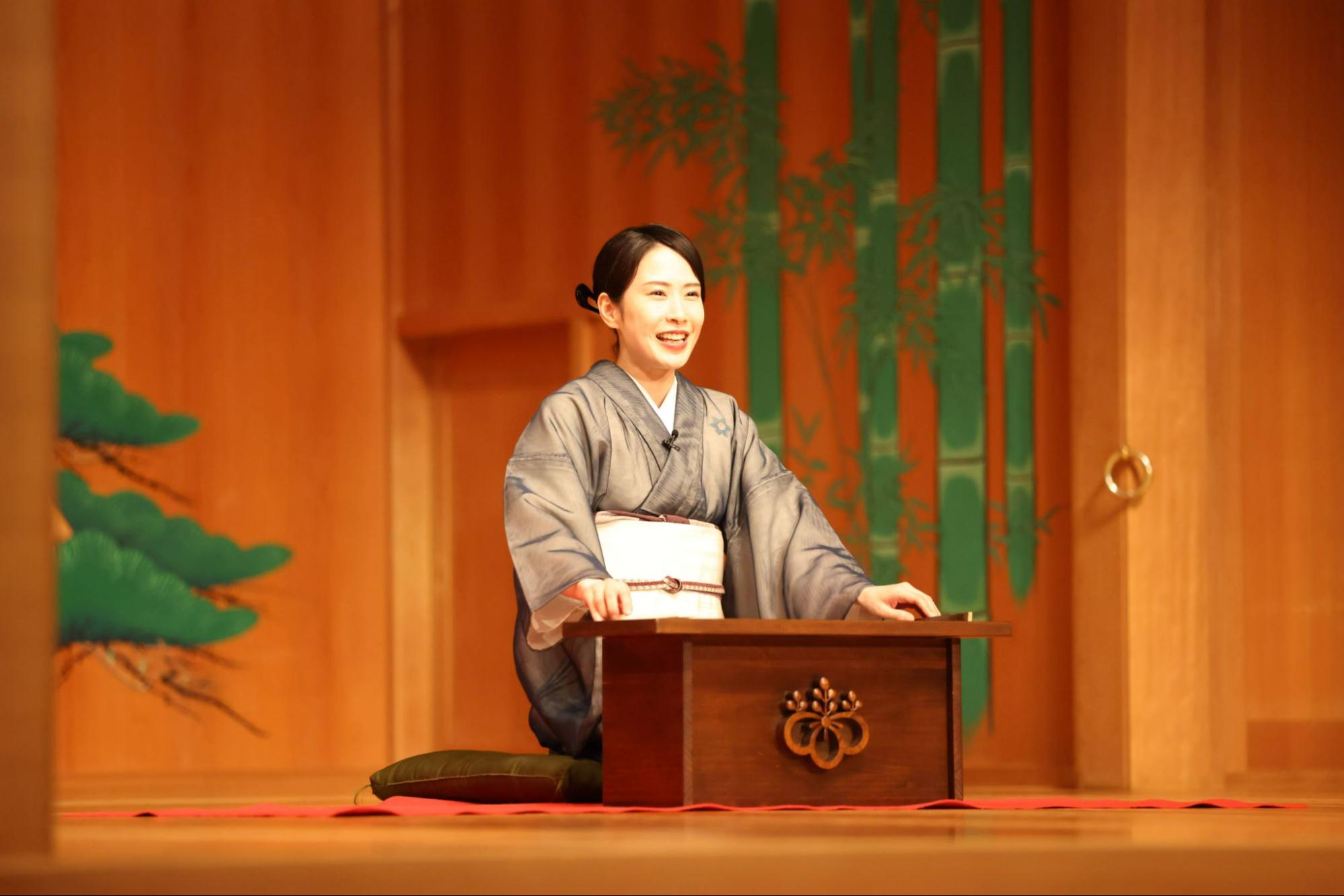 GINZA SIXの観世能楽堂で講談をする一龍斎 貞鏡さん