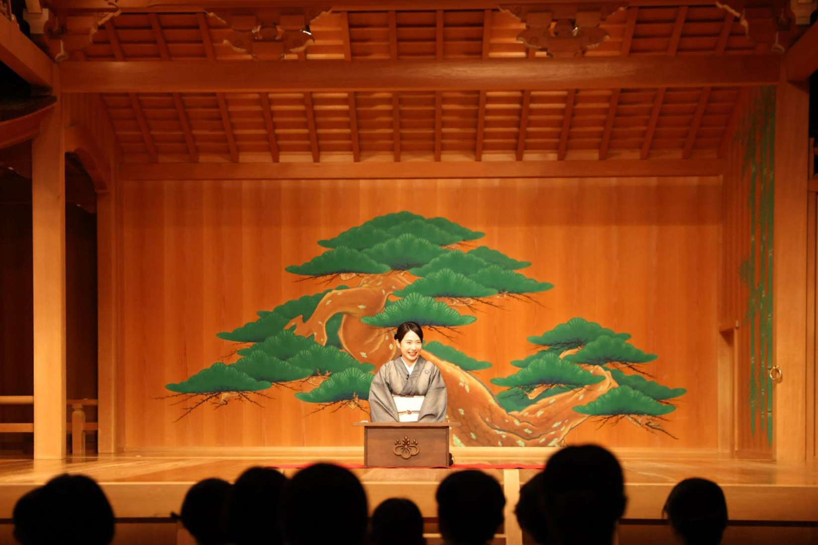 GINZA SIXの観世能楽堂で講談をする一龍斎 貞鏡さん