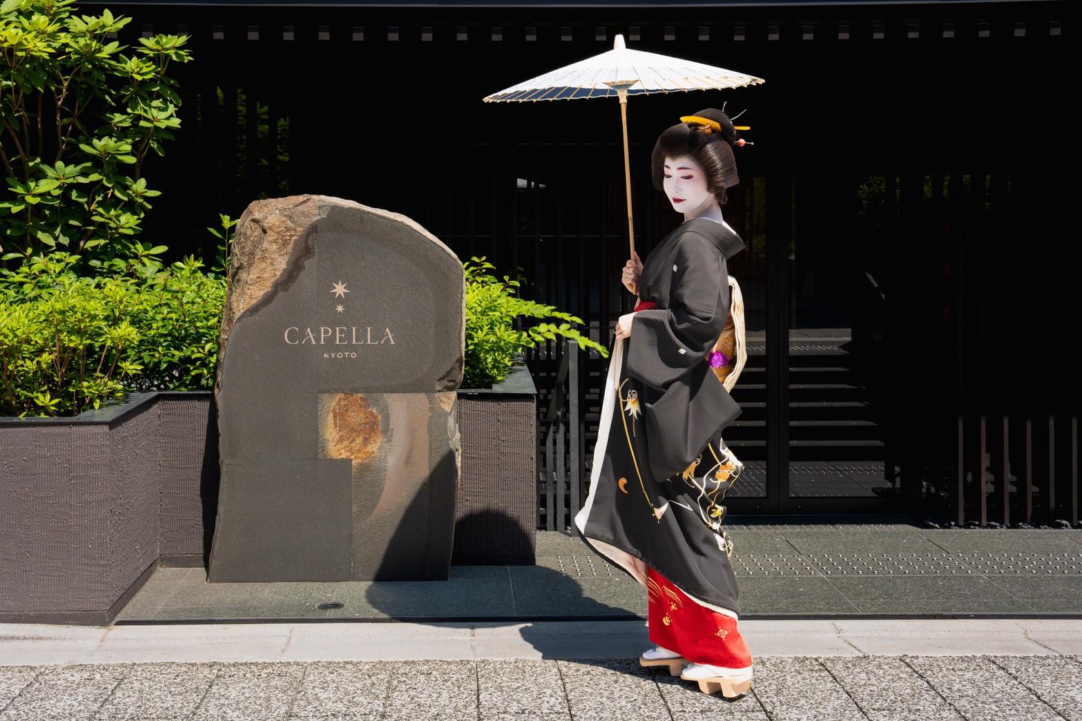 ホテル入口にて