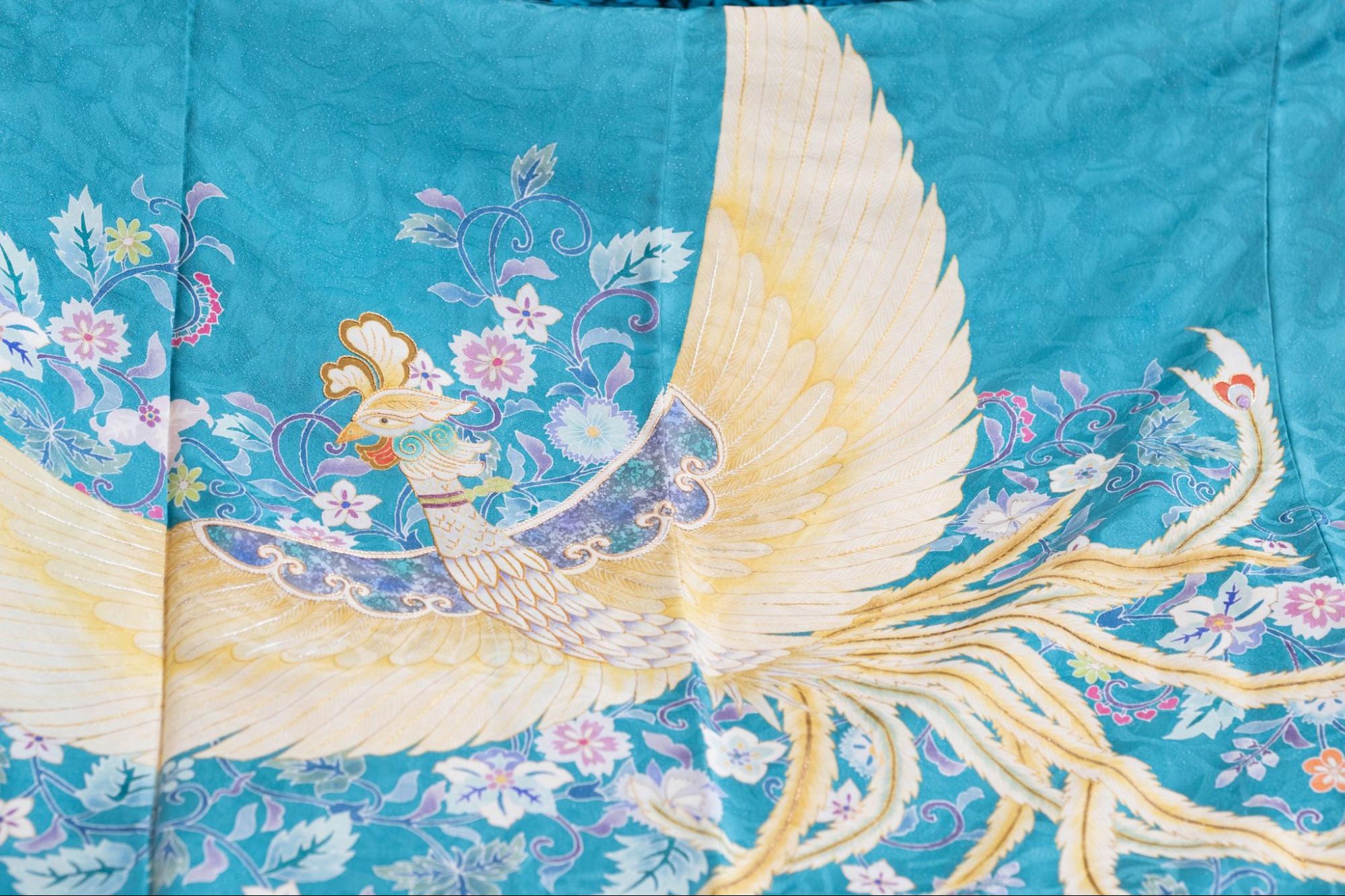 袖と裾に鳳凰が優雅に舞う。