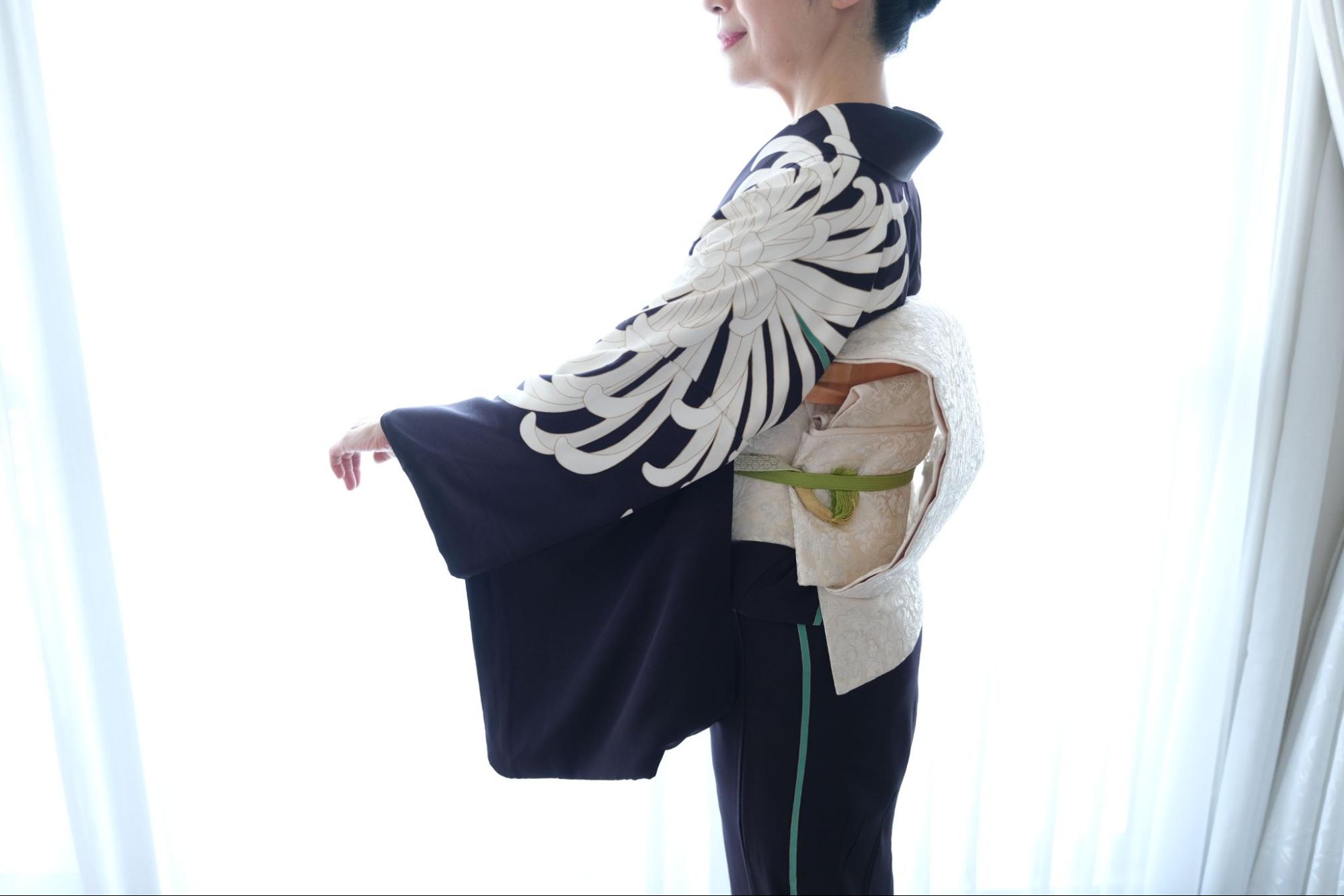 花を主役とするため、帯や小物は引き算でシンプルに。