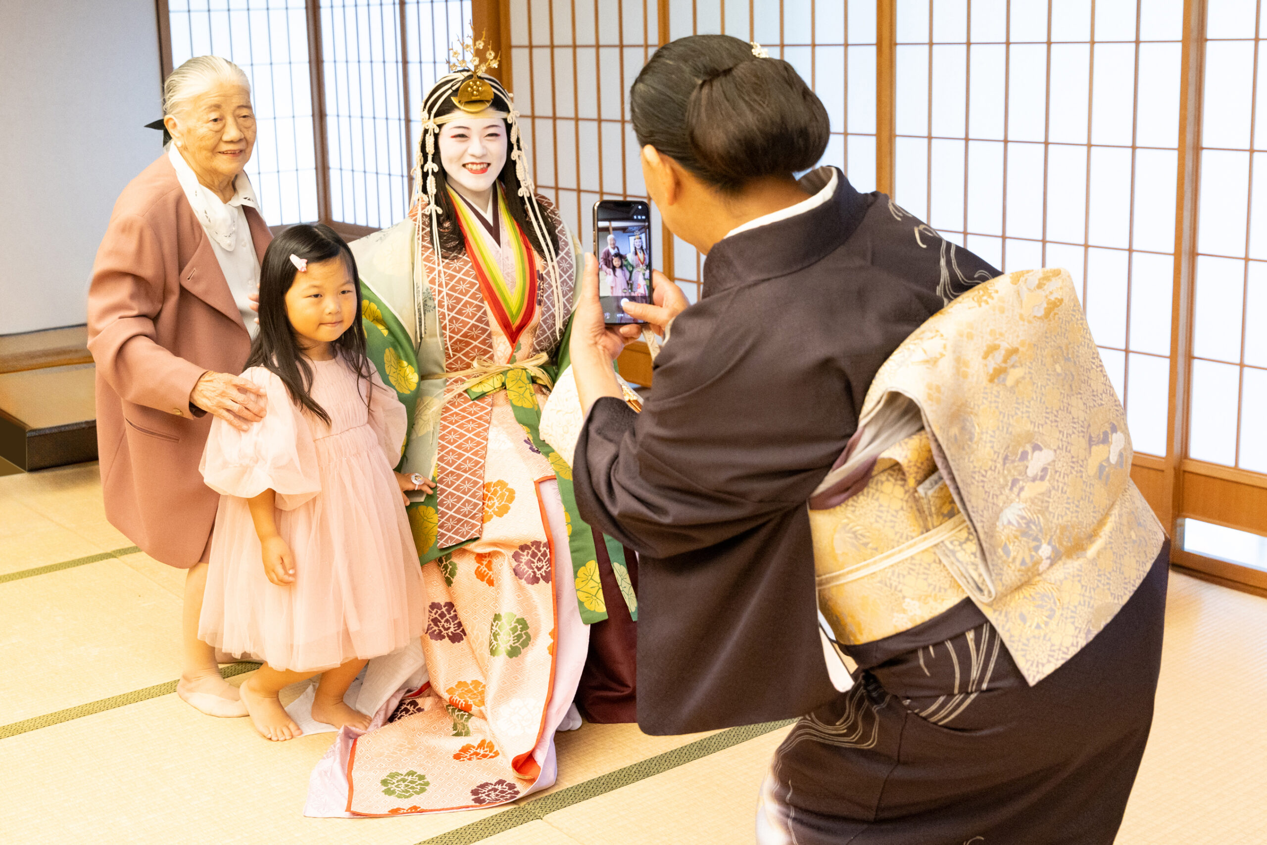娘の晴れ姿を見守る母・直実さん