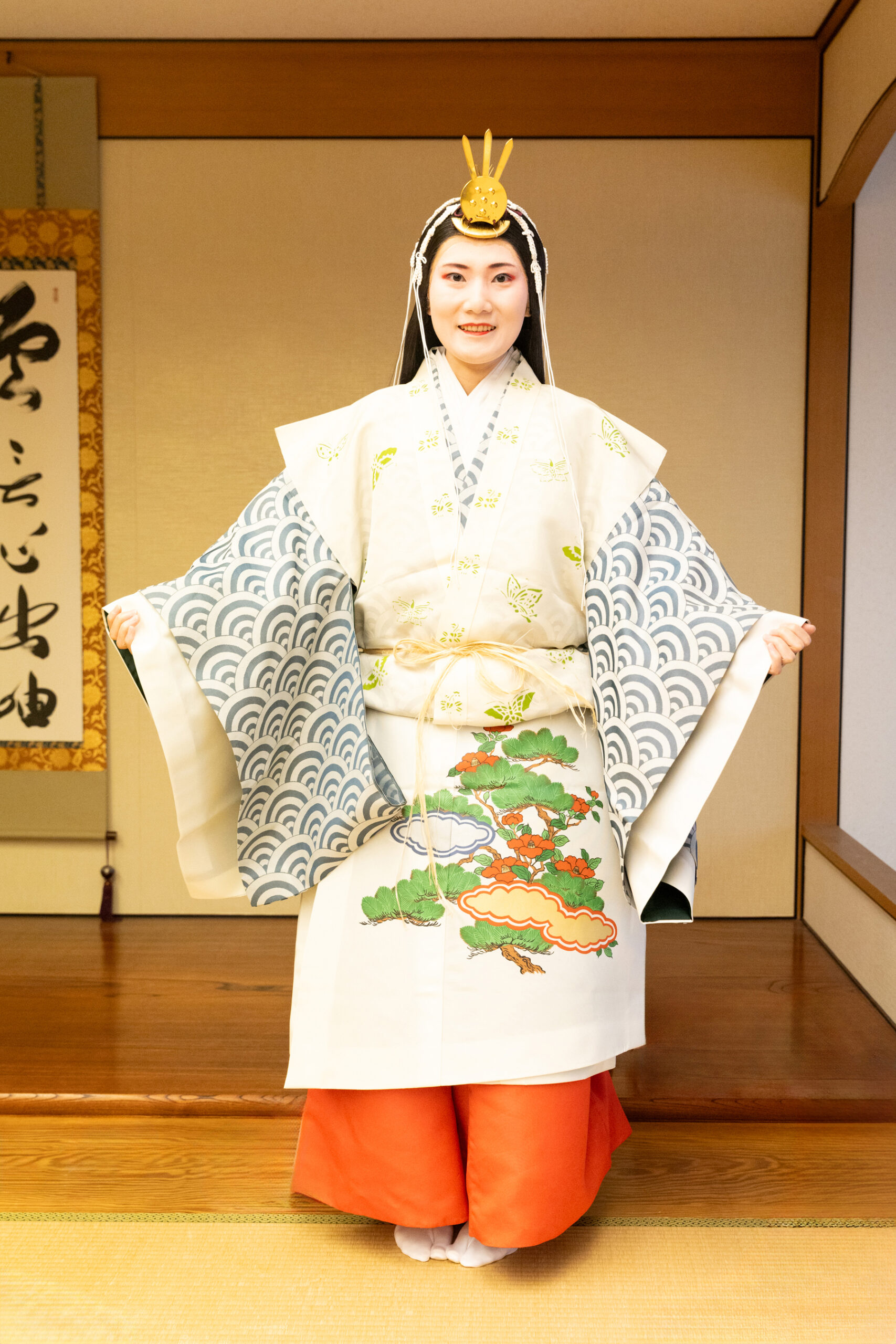 采女の装束には、笠松と椿が