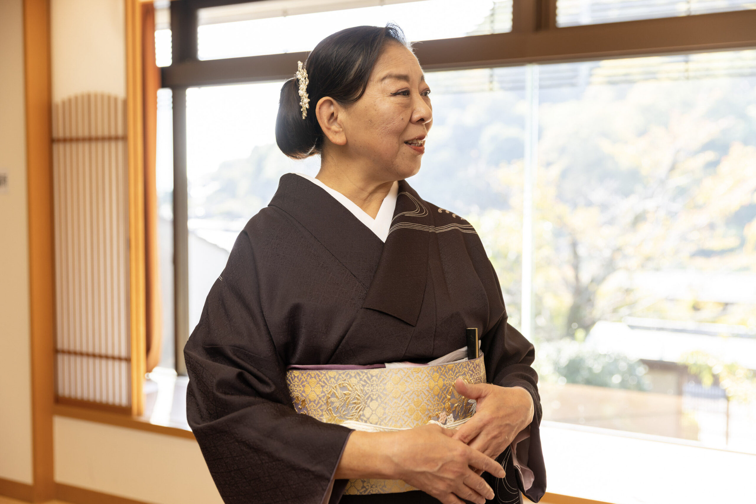 娘の晴れ姿を見守る母・直実さん
