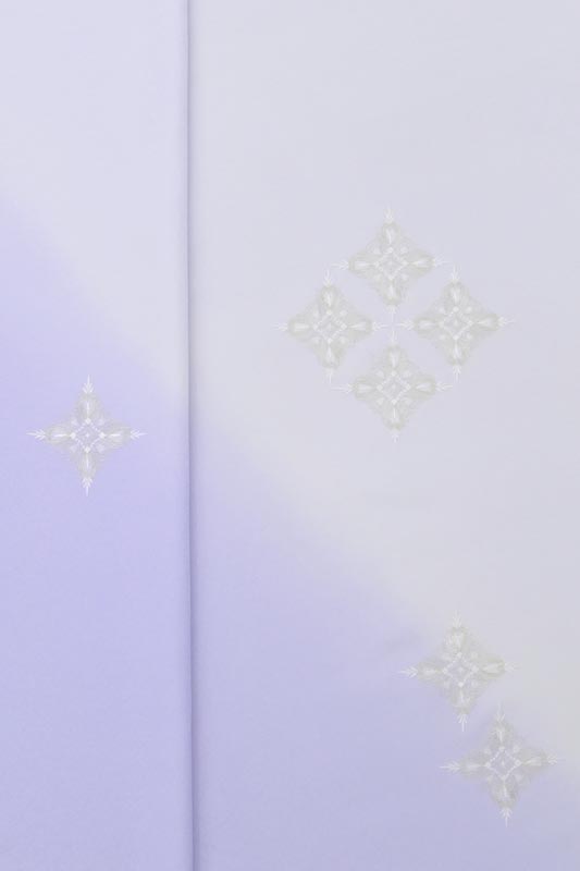 【京の染匠】 特選暈し染刺繍付下げ着尺 「麗華菱花文・薄紫色」 凛と清雅な刺繍。 美しいグラデーション…
