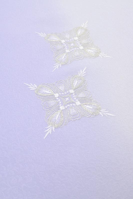 【京の染匠】 特選暈し染刺繍付下げ着尺 「麗華菱花文・薄紫色」 凛と清雅な刺繍。 美しいグラデーション…