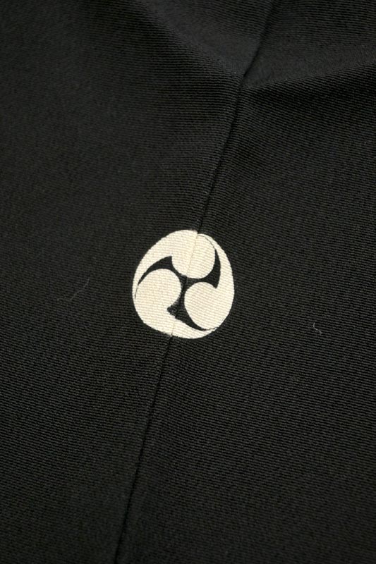 “毎日お得な掘り出し品!” 【鶴見保次】 特選本加賀友禅黒留袖 ≪御仕立て上がり・中古品≫ 「山水茶屋辻文」 風雅な情景捉えて… 受け継ぐべき本加賀巨匠の逸品。 身丈152 裄63 “毎日お得な掘り出し品!” 【鶴見保次】 特選本加賀友禅黒留袖 ≪御仕立て上がり・中古品≫ 「山水茶屋辻文」 風雅な情景捉えて… 受け継ぐべき本加賀巨匠の逸品。 身丈152 裄63