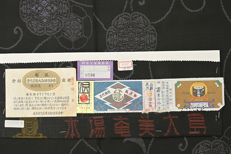 ”毎日お得な掘り出し品!” 【田畑絹織物】 特選奄美大島紬 9マルキカタス式総絣 ≪御仕立て上がり・中古品≫ 「宝相唐草紋」 手仕事の妙、細緻な柄表現 バランス良き古典柄 身丈153.5 裄61.5 ”毎日お得な掘り出し品!” 【田畑絹織物】 特選奄美大島紬 9マルキカタス式総絣 ≪御仕立て上がり・中古品≫ 「宝相唐草紋」 手仕事の妙、細緻な柄表現 バランス良き古典柄 身丈153.5 裄61.5