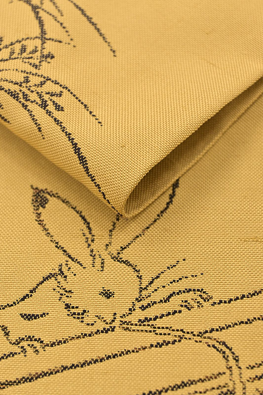 落ち着いた金色地に鳥獣戯画が織られた袋帯 着物-