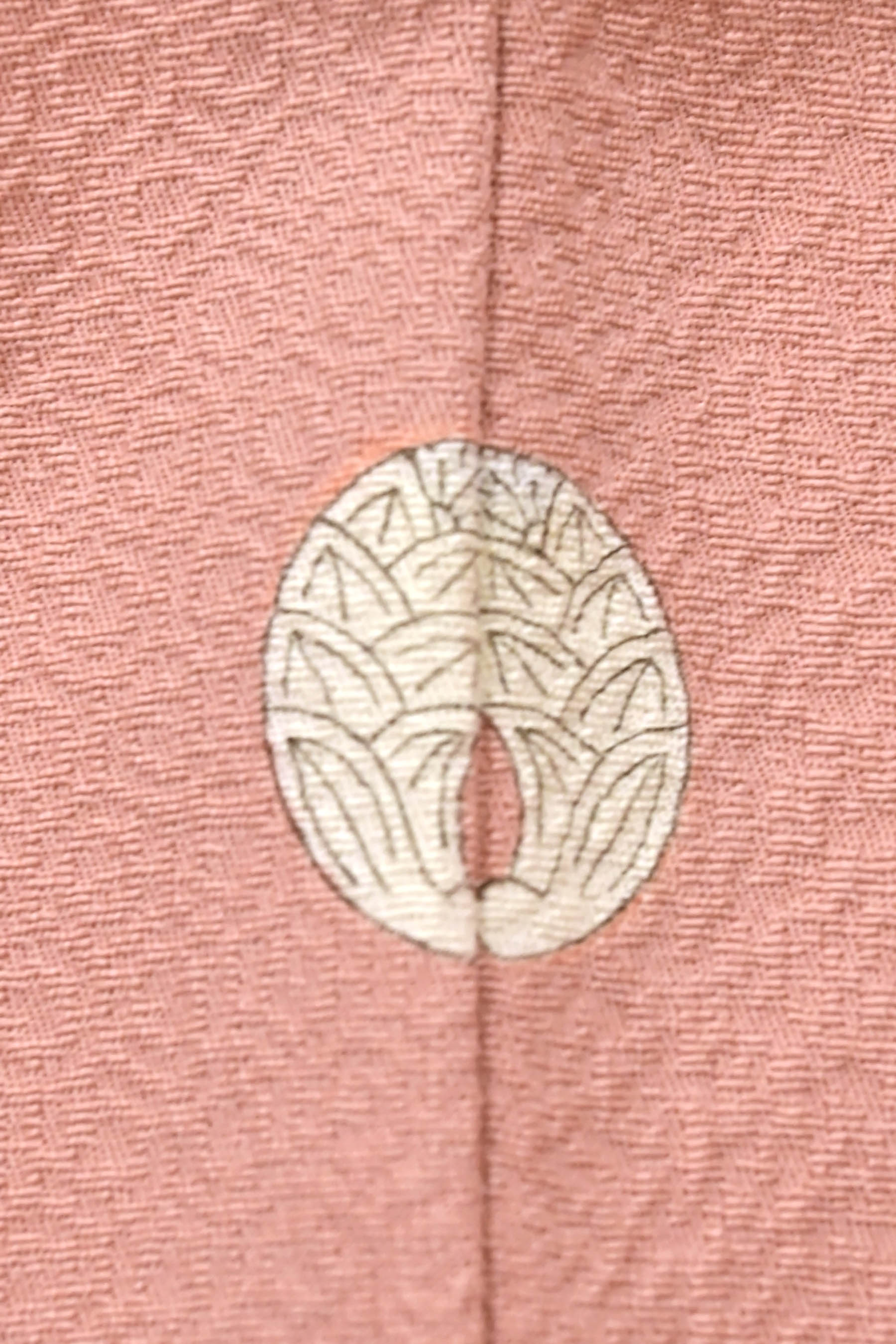 【Mサイズ】お道具の1枚に！正絹色無地 ≪御仕立て上がり・中古品≫ 「薄桜桃」 ひとつ縫い紋入　パールトーン済　寸法合う方必見！ 身丈156　裄67