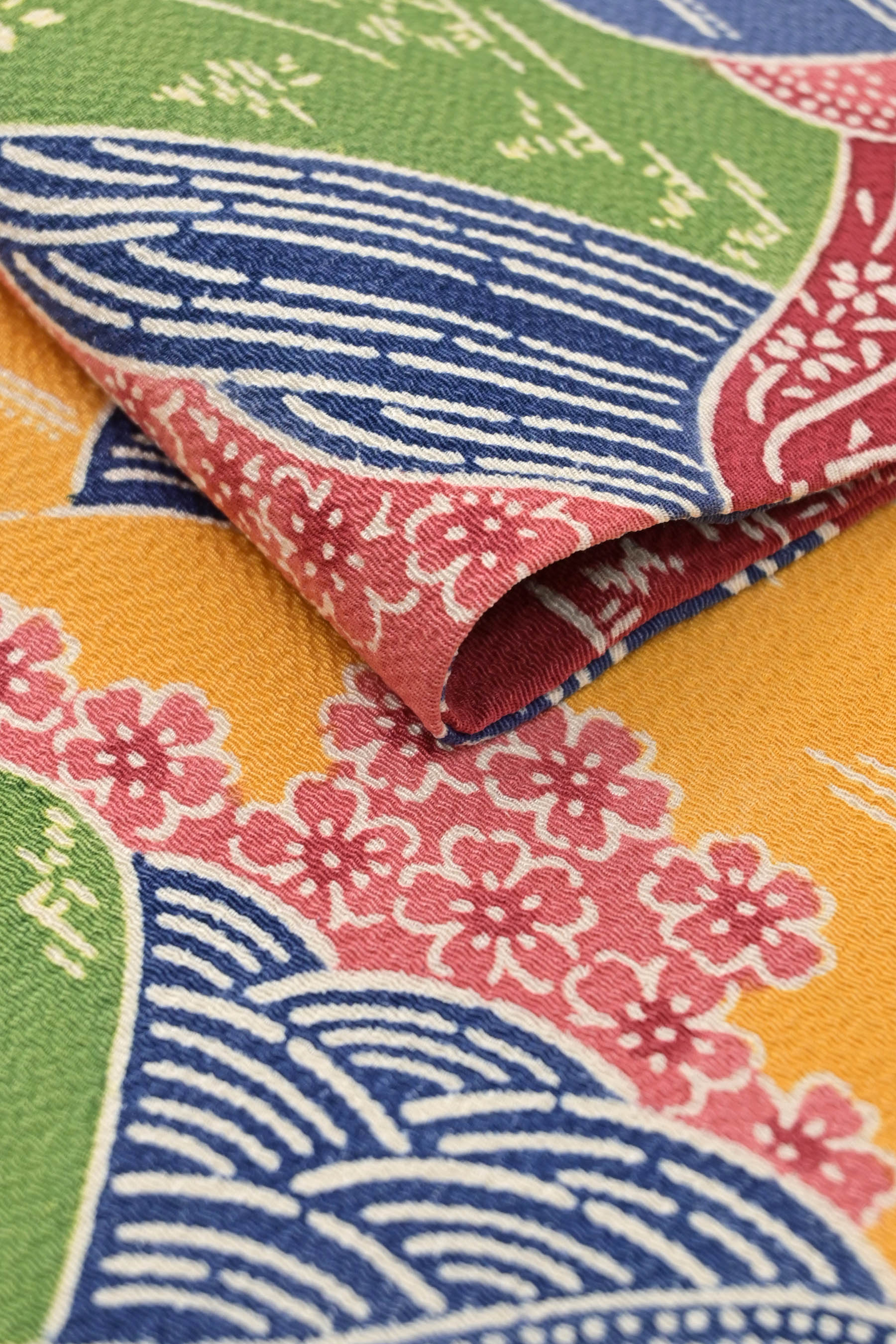 特和染紅型九寸名古屋帯 三越縮緬地 ≪御仕立て上がり・中古品≫ 「波濤彩花連山」 染帯の楽しみ 型ならではの味わい