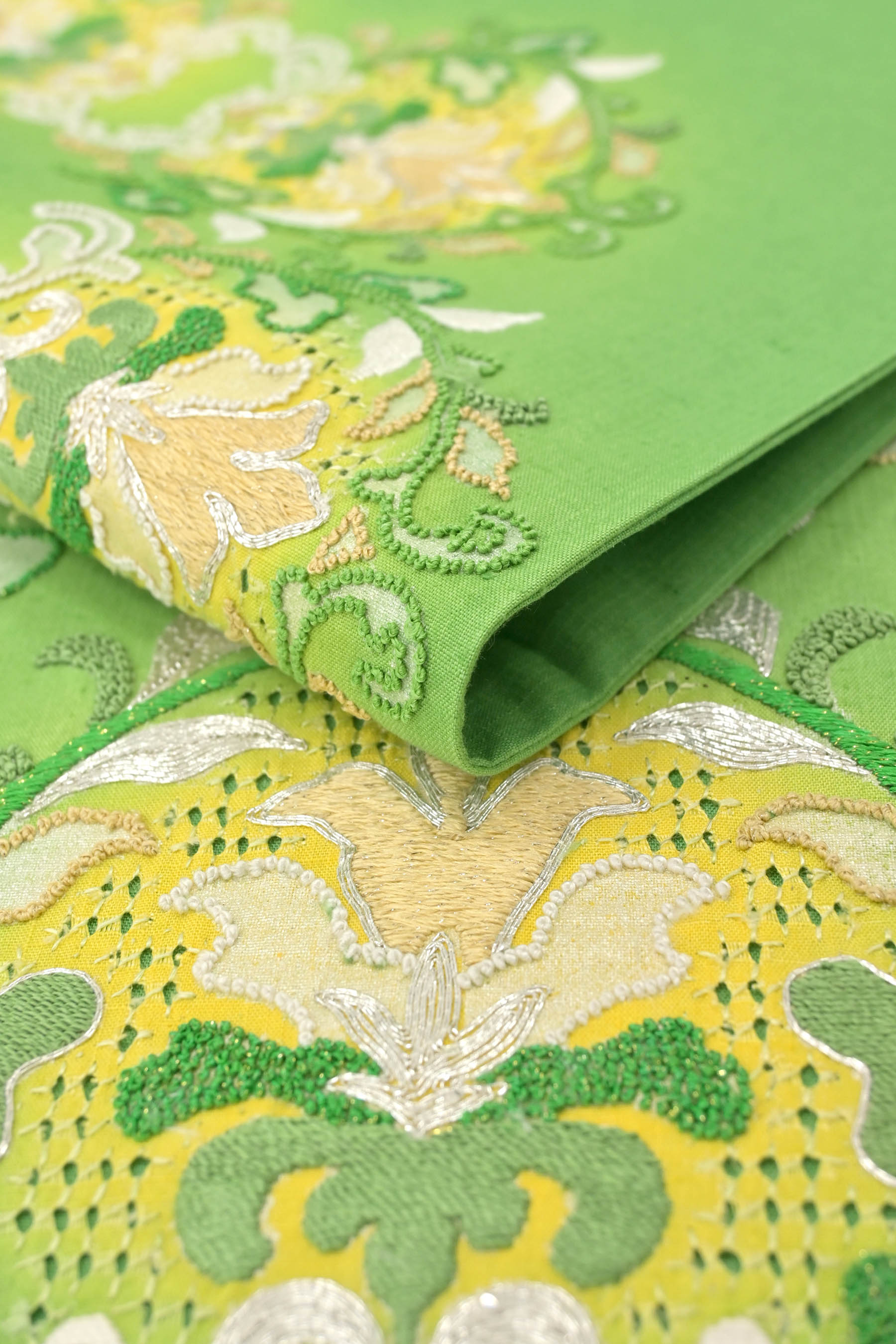 【歳末9万均一】 【京の名工房】 特選工芸手刺繍紬袋帯 「装飾華文」 驚く手刺繍のボリューム感… 目を引く色彩美。
