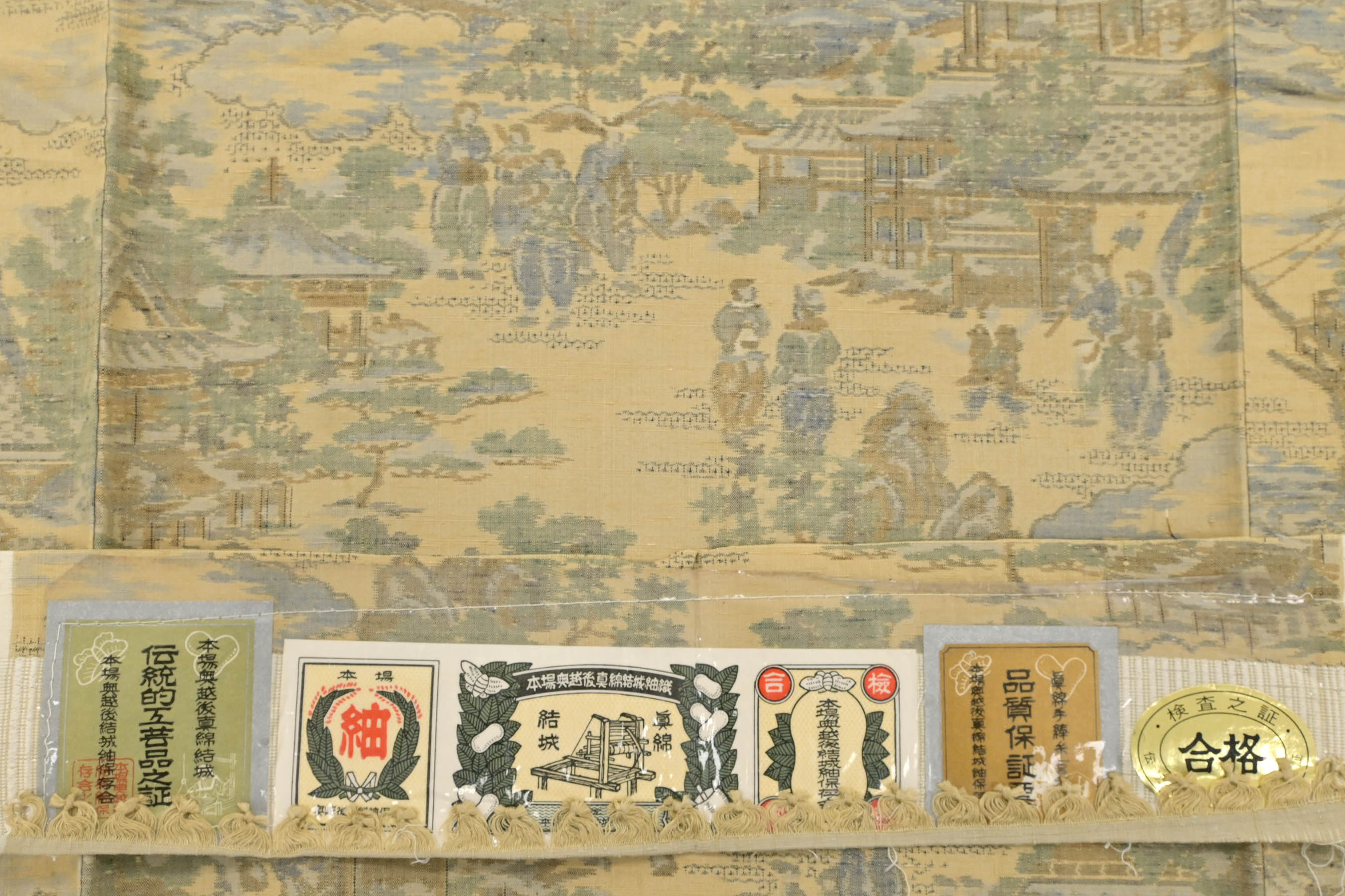 【中古問屋大決算市】 【奥越後真綿結城紬】 特選絵絣真綿紬 亀甲絣・横双絣 ≪御仕立て上がり・中古美品≫ 「南蛮渡来図」 圧巻の絣。 上質な真綿の素材感。 身丈158 裄66