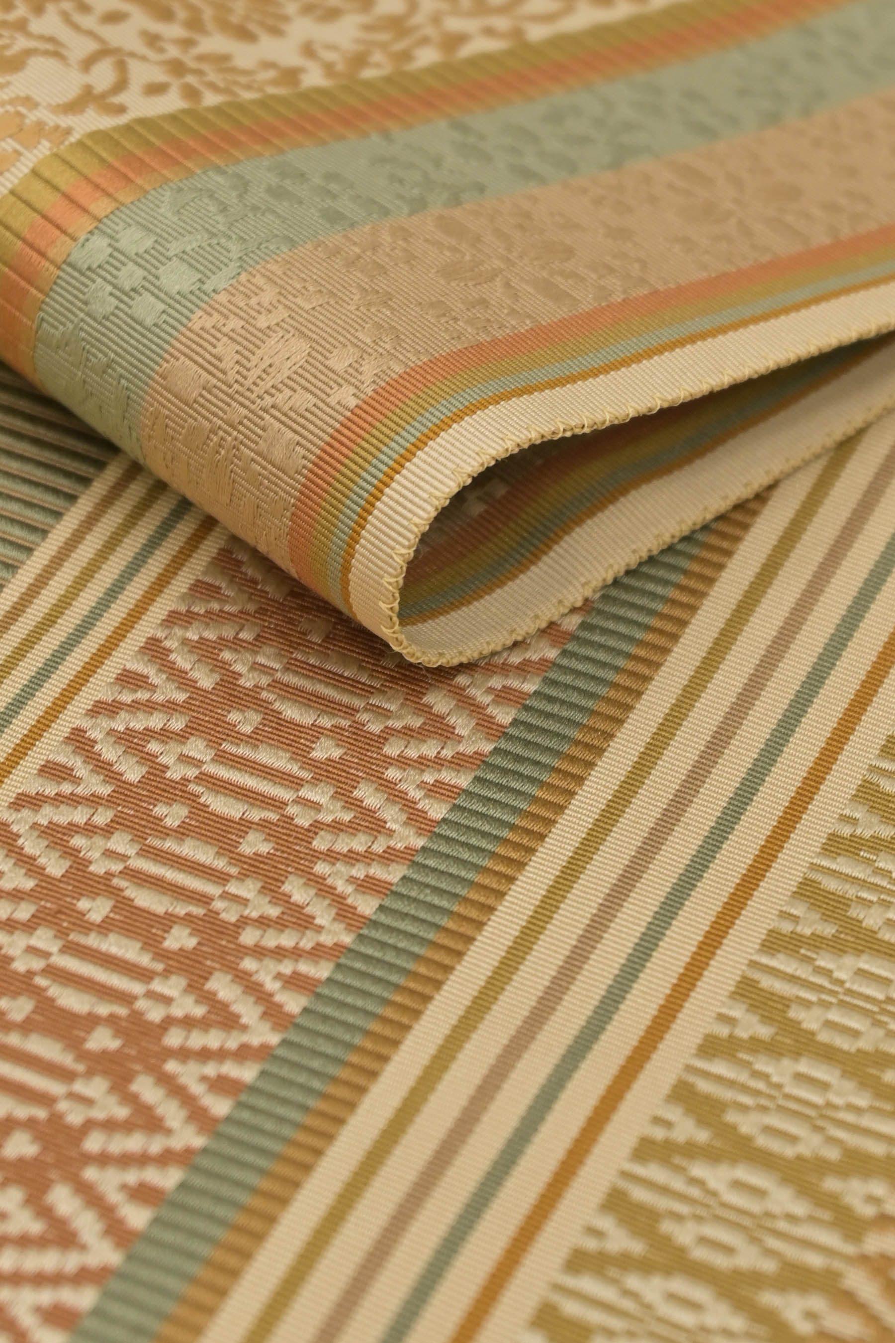 手織り唐織の袋帯です。 ふっくら手織りの素材感抜群です。 草木染め 撥水加工済み