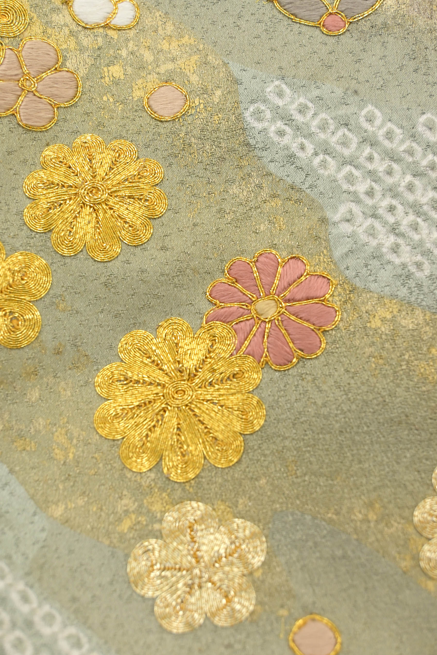 吉澤の友禅】吉澤織物◇金銀箔・金駒刺繍黒留袖 菊 吉澤の友禅】吉澤織物◇金銀箔・金駒刺繍黒留袖 菊