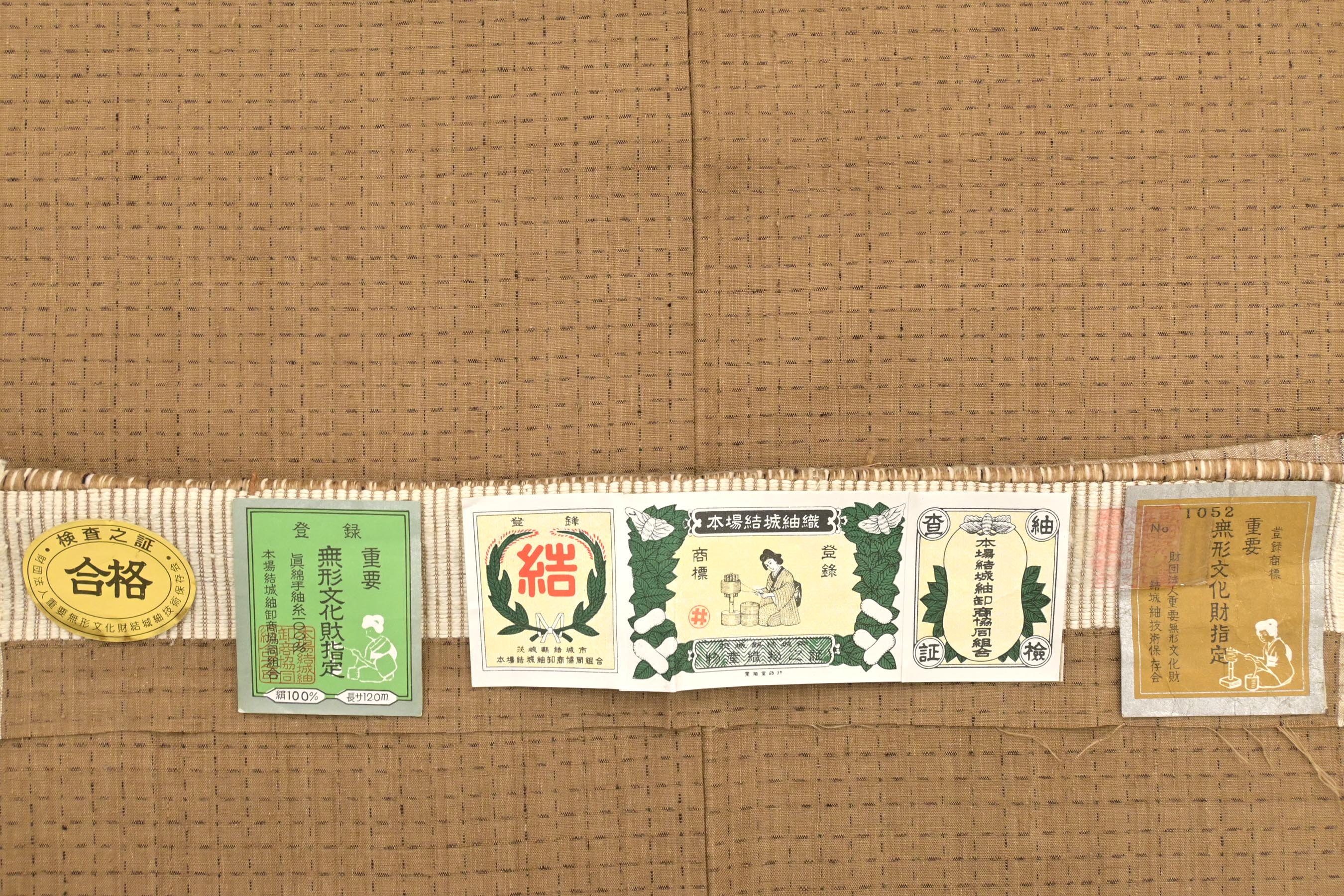 楽天市場】お年玉10％値下げ！【新品】 本場結城紬 着物 反物 正絹 地機 100亀甲 奥順 黒紺色 ダークネイビー 花丸文 草花 飛び柄 最高級  カジュアル 重要無形文化財 未使用 みやがわ sbs14584 : 特選 着物 帯 みやがわ リサイクル