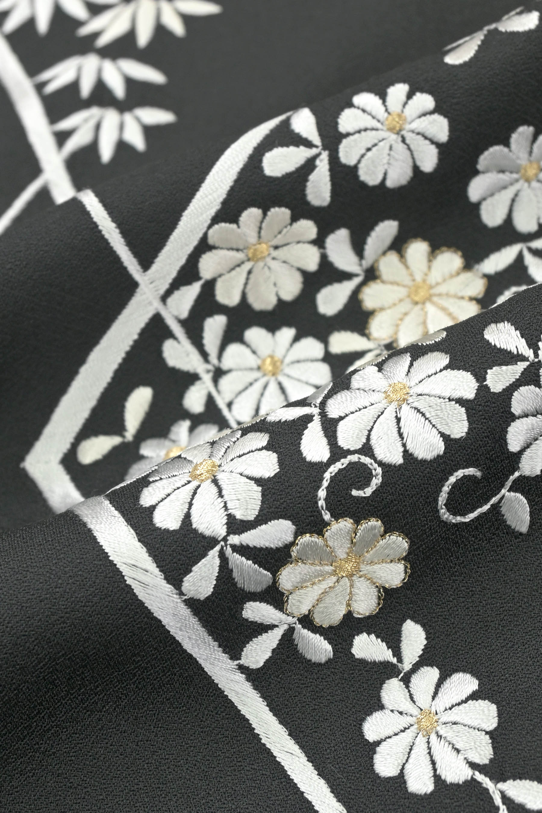 絽 黒地 総刺繍 華文 花唐草 訪問着 薄物 ハロウィンセール】 特選総刺繍訪問着 「裂取有職草花文様」 刺繍の艶